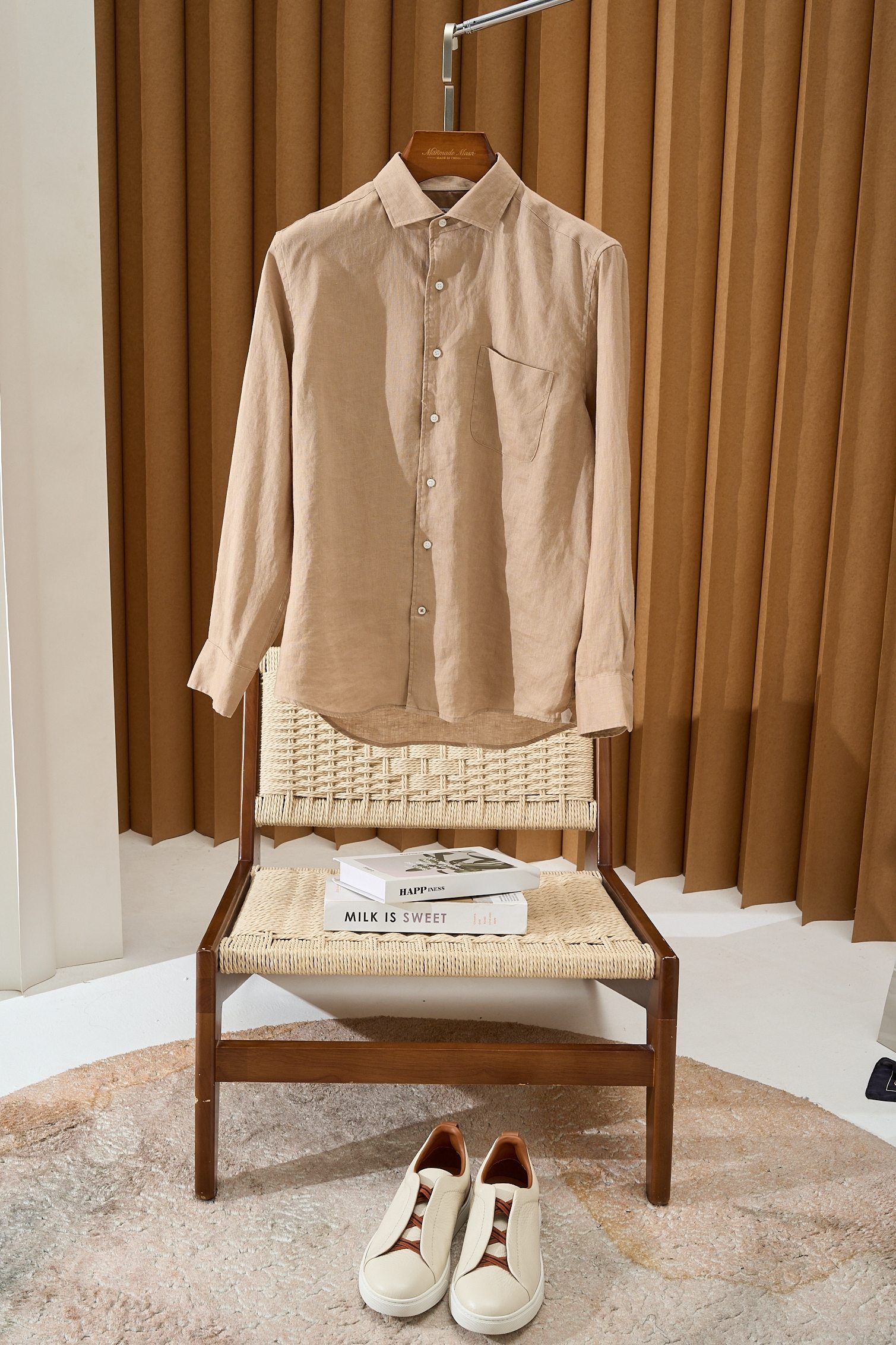 【拒绝平庸，个性剪裁，独领风骚一片领衬衫】采用个性剪裁，让你在人群中脱颖而出。它的设计不仅仅是衣物，更是