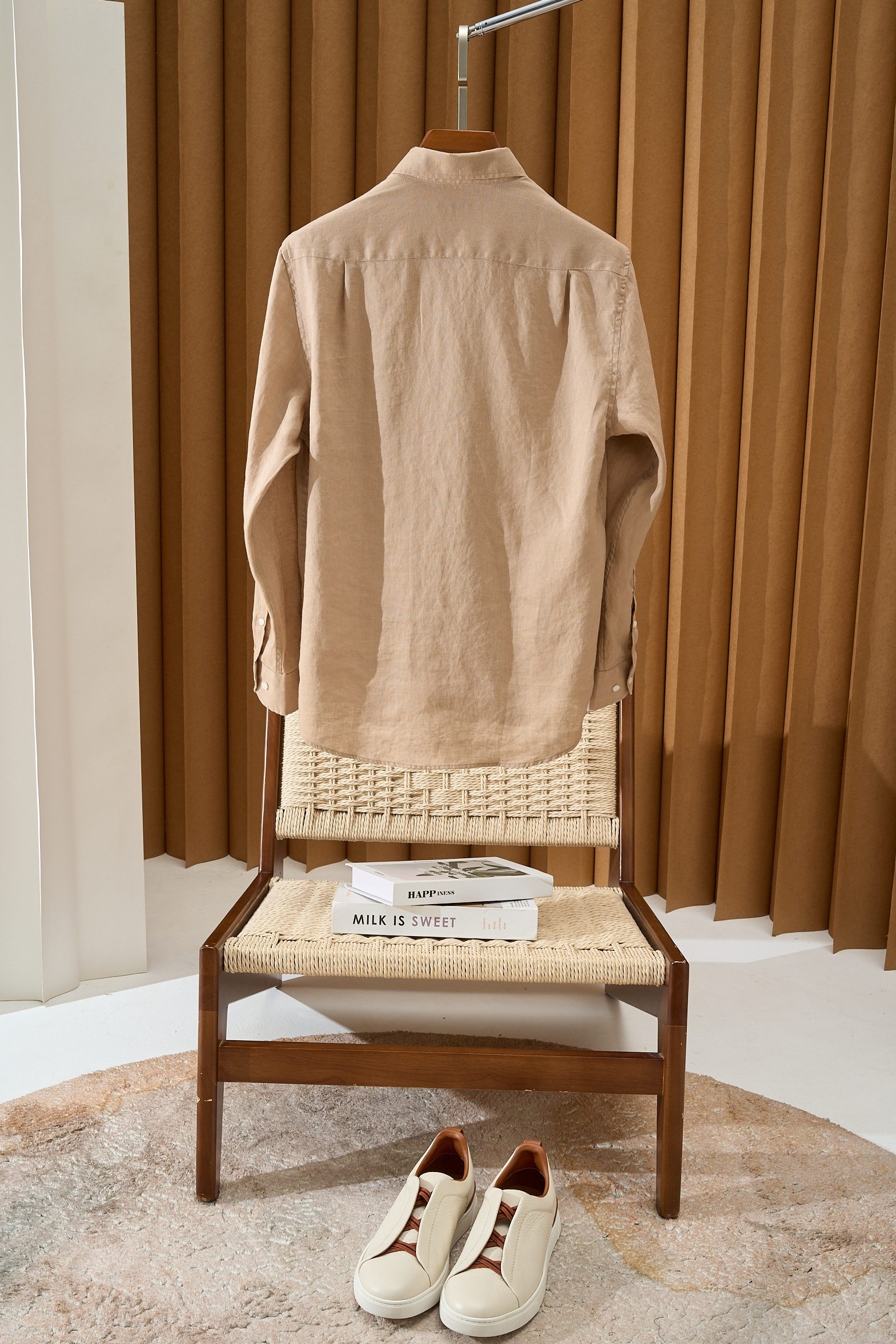 【拒绝平庸，个性剪裁，独领风骚一片领衬衫】采用个性剪裁，让你在人群中脱颖而出。它的设计不仅仅是衣物，更是