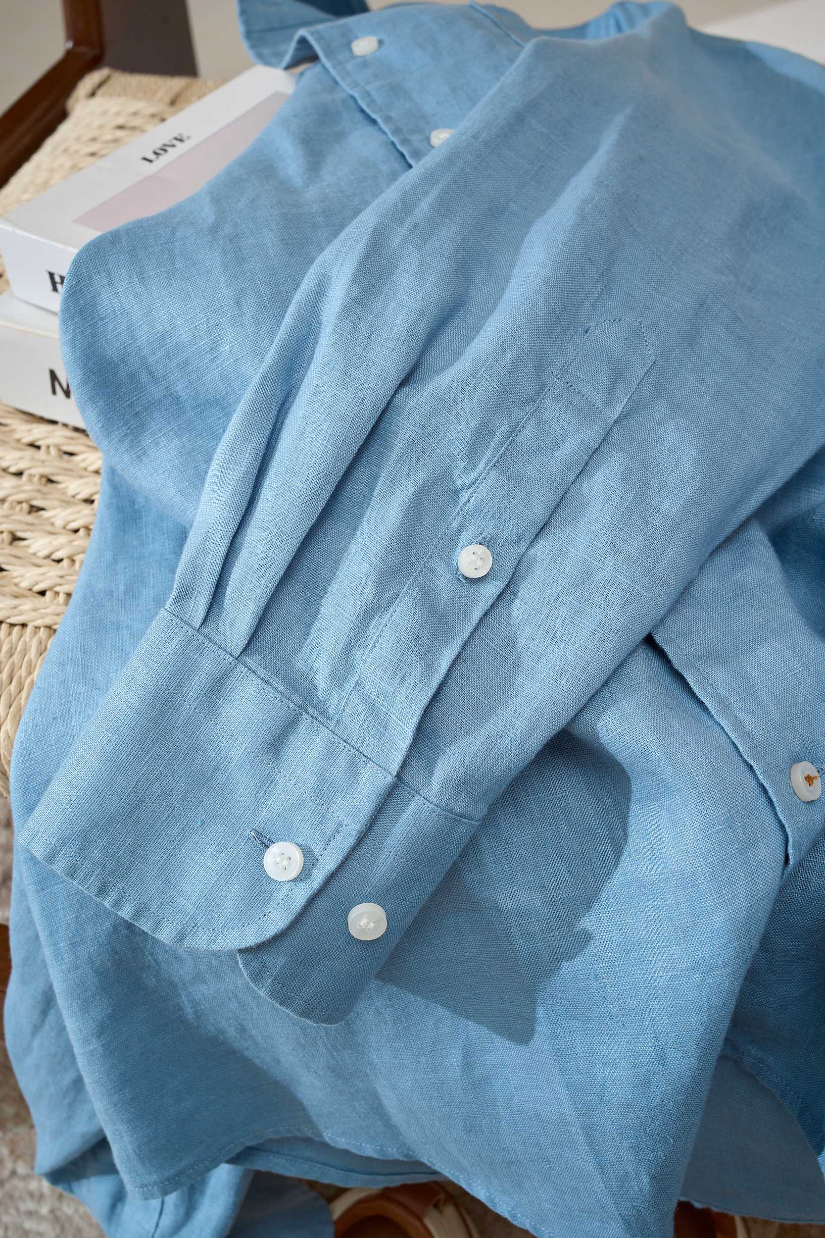 【拒绝平庸，个性剪裁，独领风骚一片领衬衫】采用个性剪裁，让你在人群中脱颖而出。它的设计不仅仅是衣物，更是