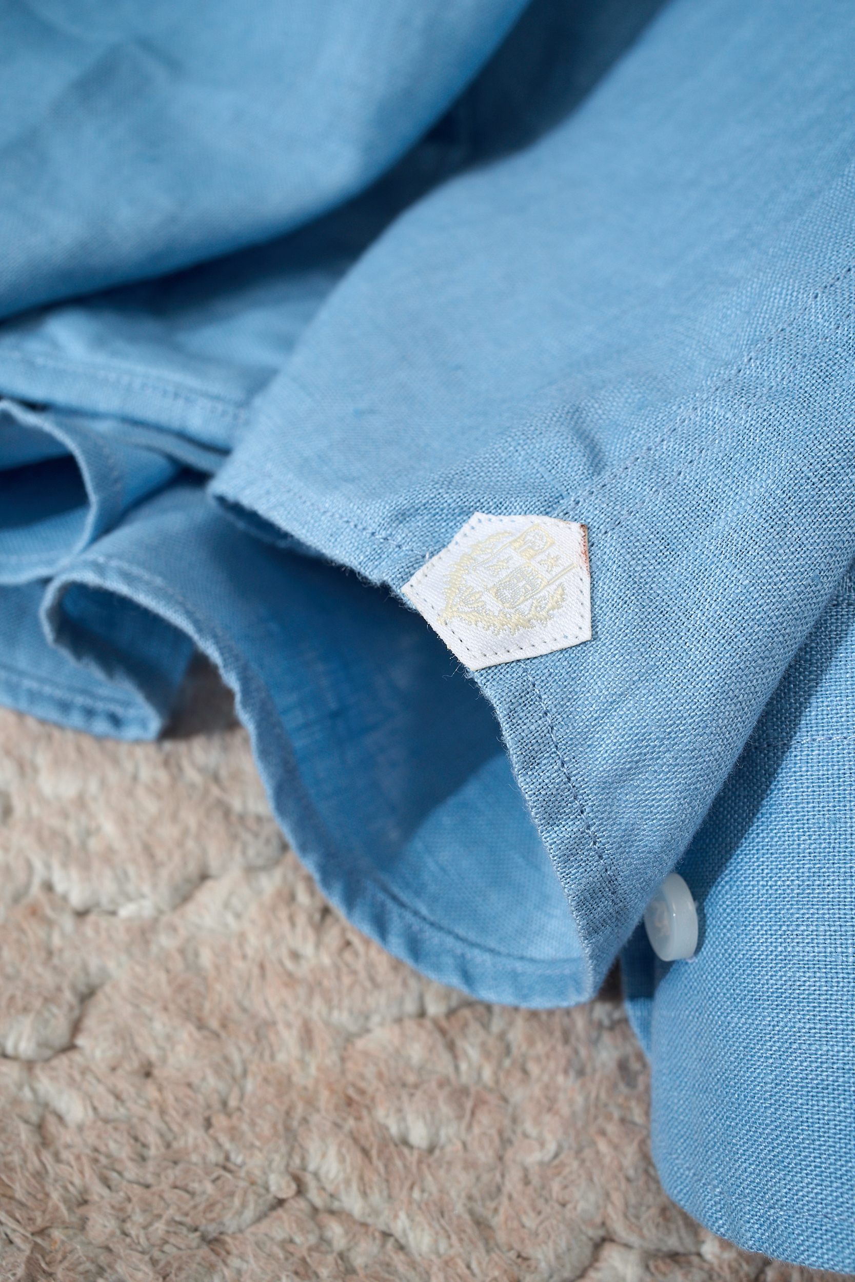 【拒绝平庸，个性剪裁，独领风骚一片领衬衫】采用个性剪裁，让你在人群中脱颖而出。它的设计不仅仅是衣物，更是