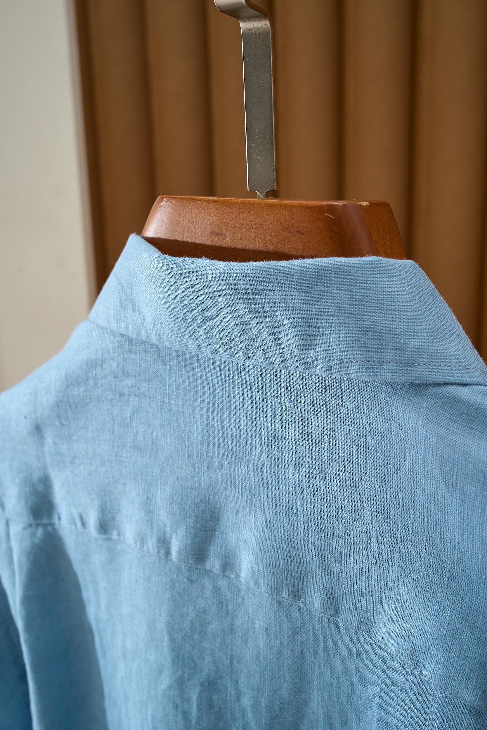 【拒绝平庸，个性剪裁，独领风骚一片领衬衫】采用个性剪裁，让你在人群中脱颖而出。它的设计不仅仅是衣物，更是