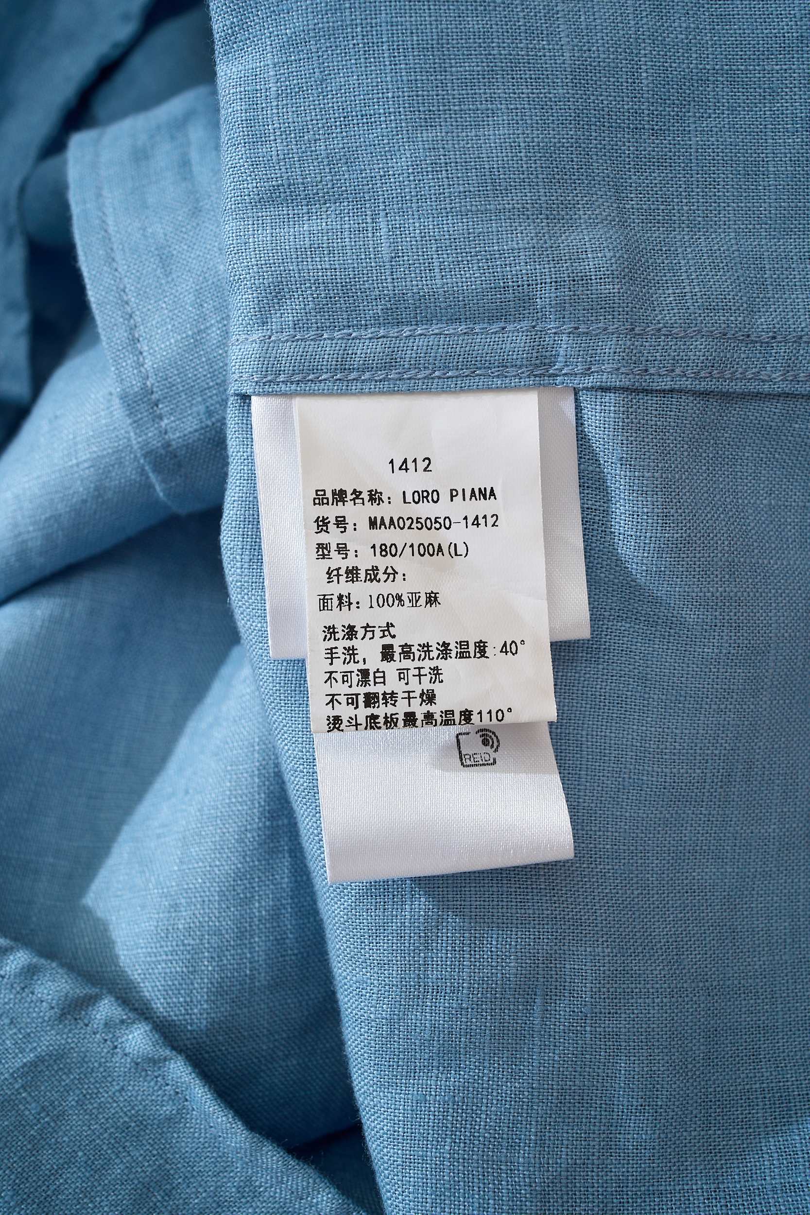 【拒绝平庸，个性剪裁，独领风骚一片领衬衫】采用个性剪裁，让你在人群中脱颖而出。它的设计不仅仅是衣物，更是