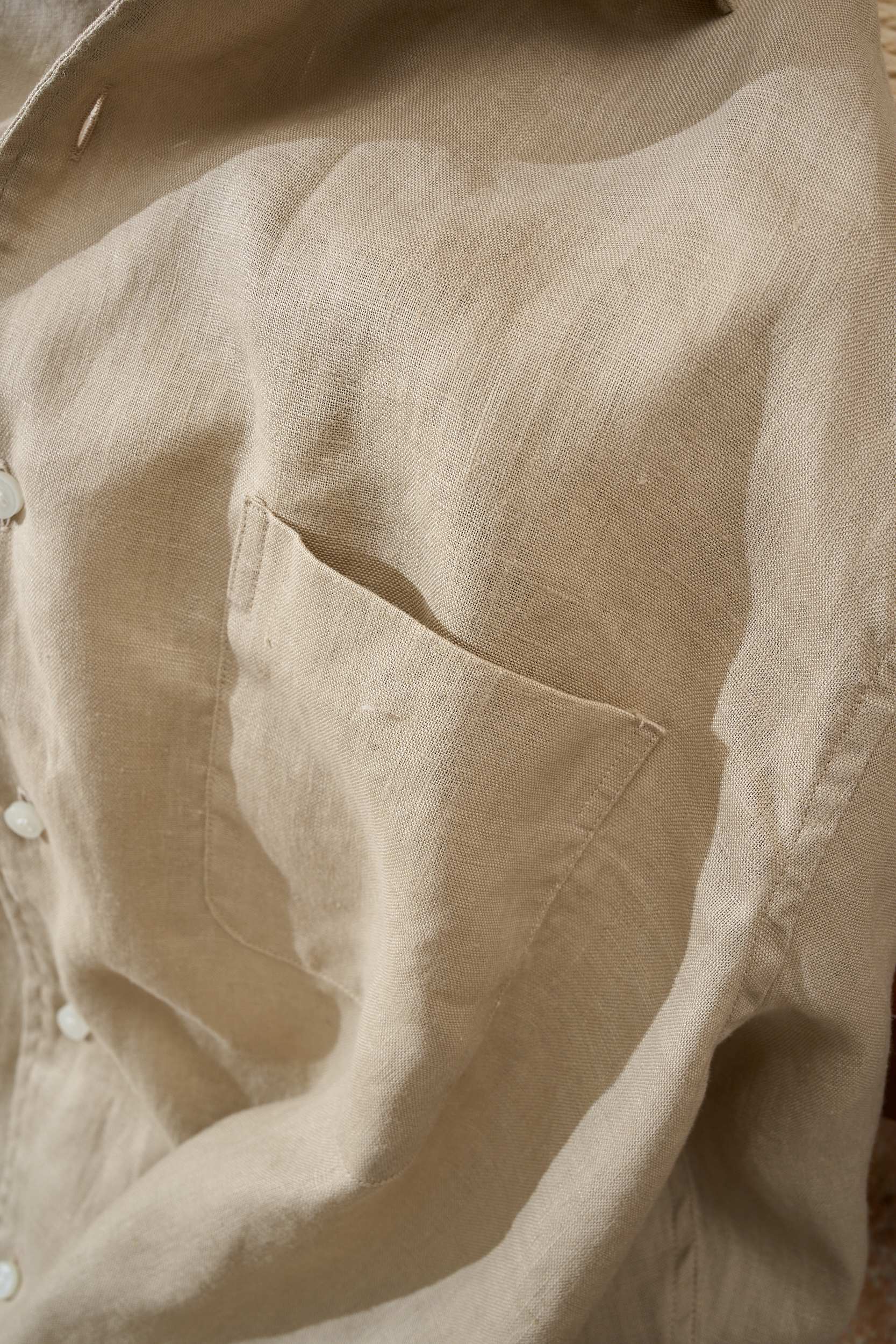 【拒绝平庸，个性剪裁，独领风骚一片领衬衫】采用个性剪裁，让你在人群中脱颖而出。它的设计不仅仅是衣物，更是