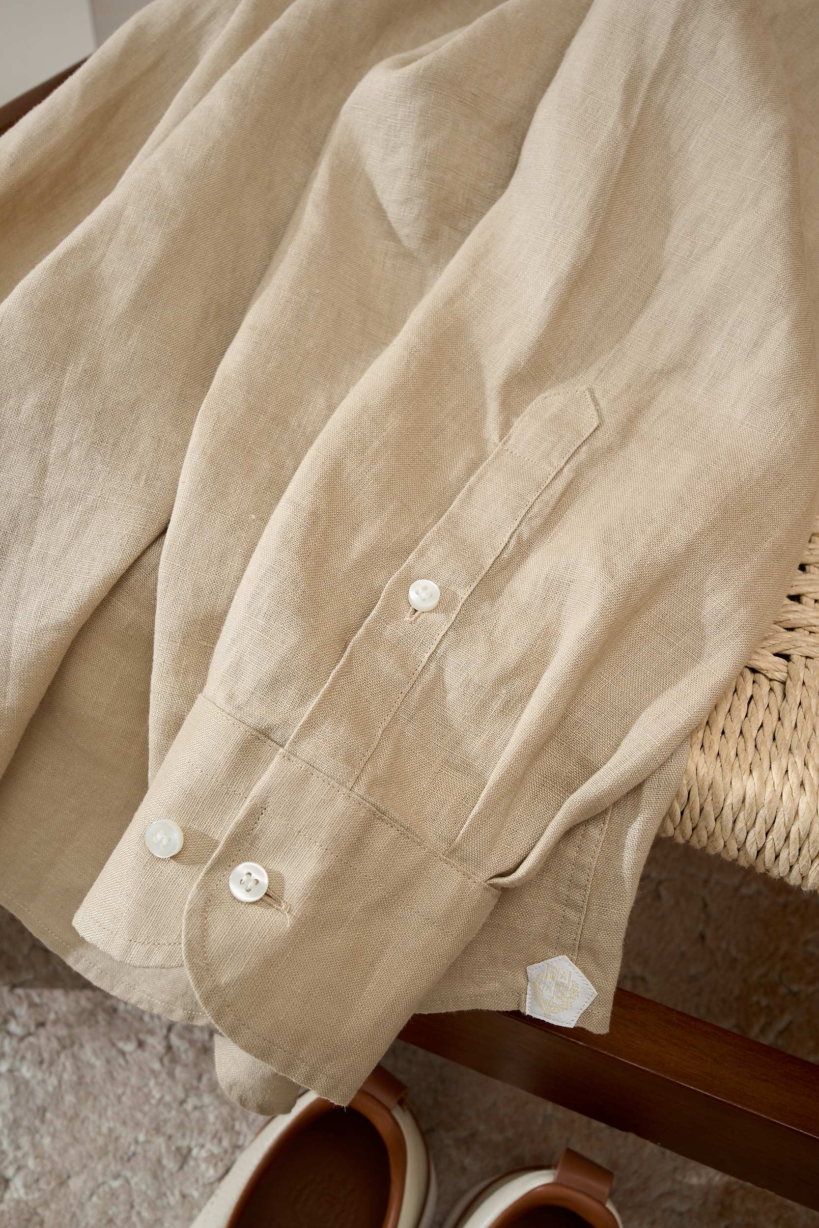 【拒绝平庸，个性剪裁，独领风骚一片领衬衫】采用个性剪裁，让你在人群中脱颖而出。它的设计不仅仅是衣物，更是