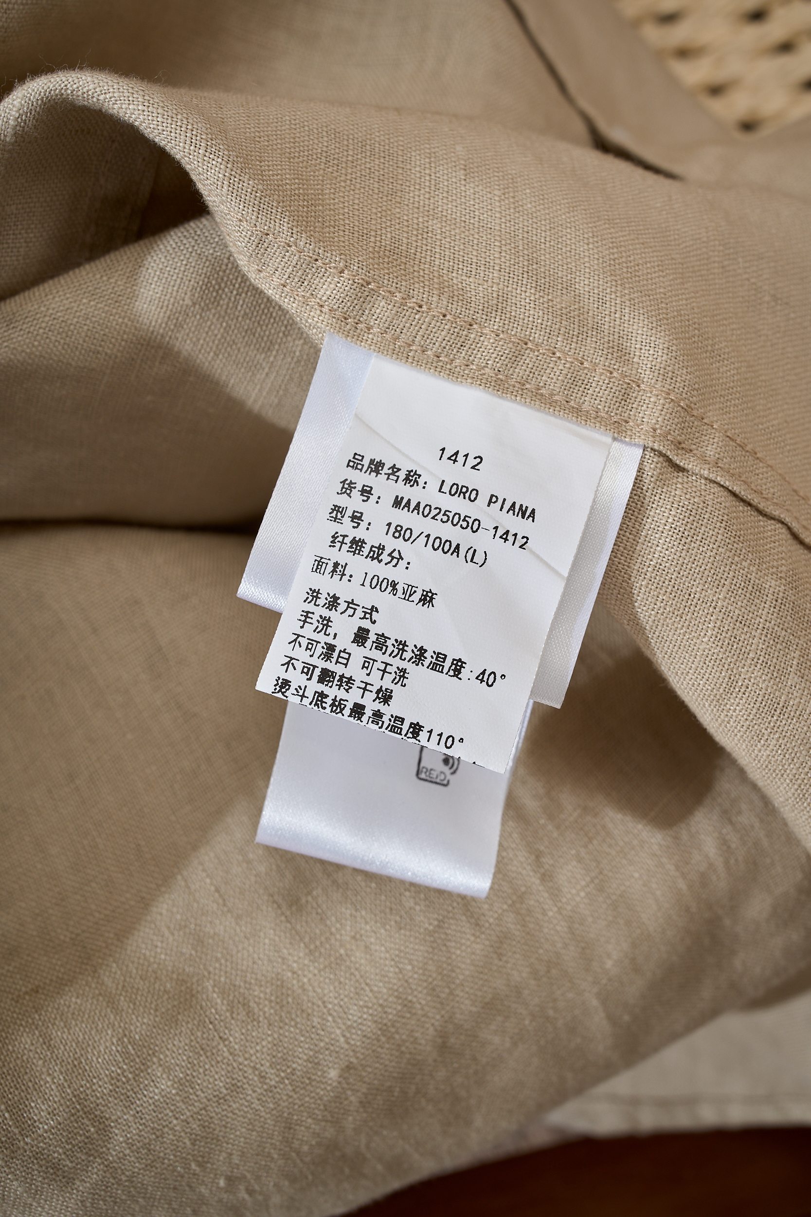 【拒绝平庸，个性剪裁，独领风骚一片领衬衫】采用个性剪裁，让你在人群中脱颖而出。它的设计不仅仅是衣物，更是