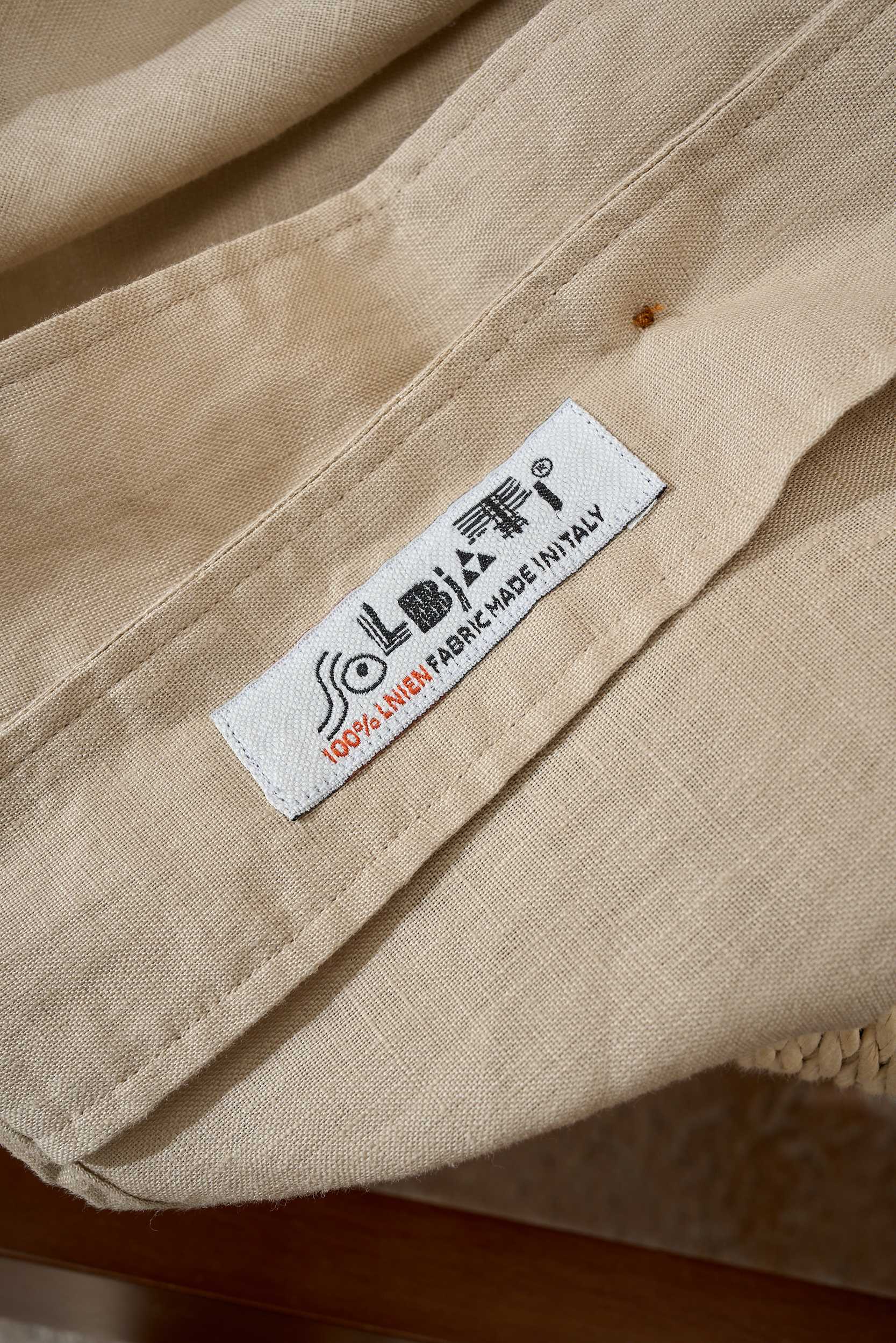 【拒绝平庸，个性剪裁，独领风骚一片领衬衫】采用个性剪裁，让你在人群中脱颖而出。它的设计不仅仅是衣物，更是