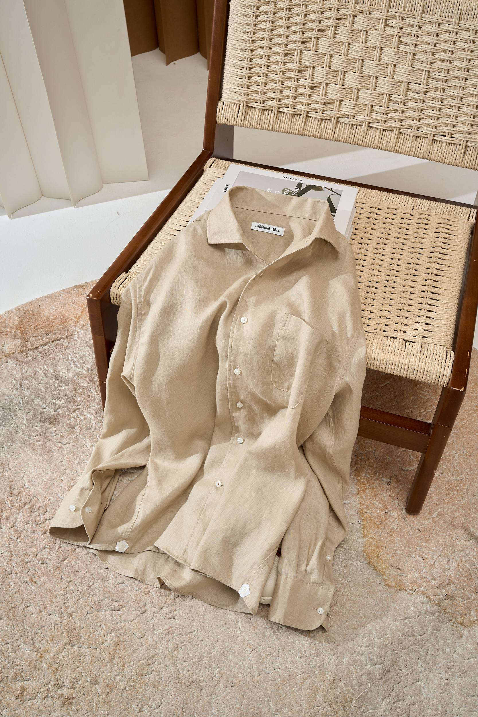 【拒绝平庸，个性剪裁，独领风骚一片领衬衫】采用个性剪裁，让你在人群中脱颖而出。它的设计不仅仅是衣物，更是