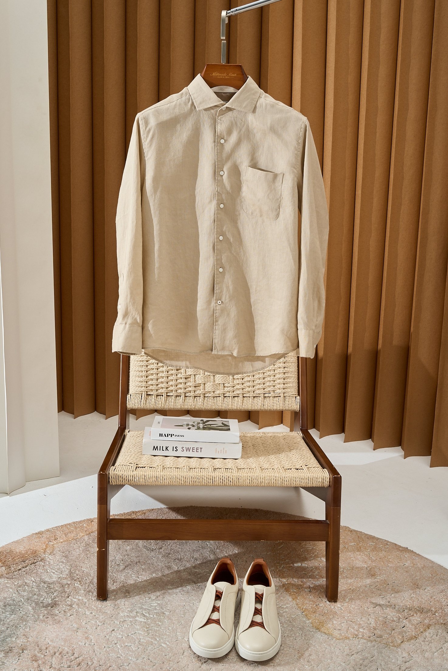 【拒绝平庸，个性剪裁，独领风骚一片领衬衫】采用个性剪裁，让你在人群中脱颖而出。它的设计不仅仅是衣物，更是