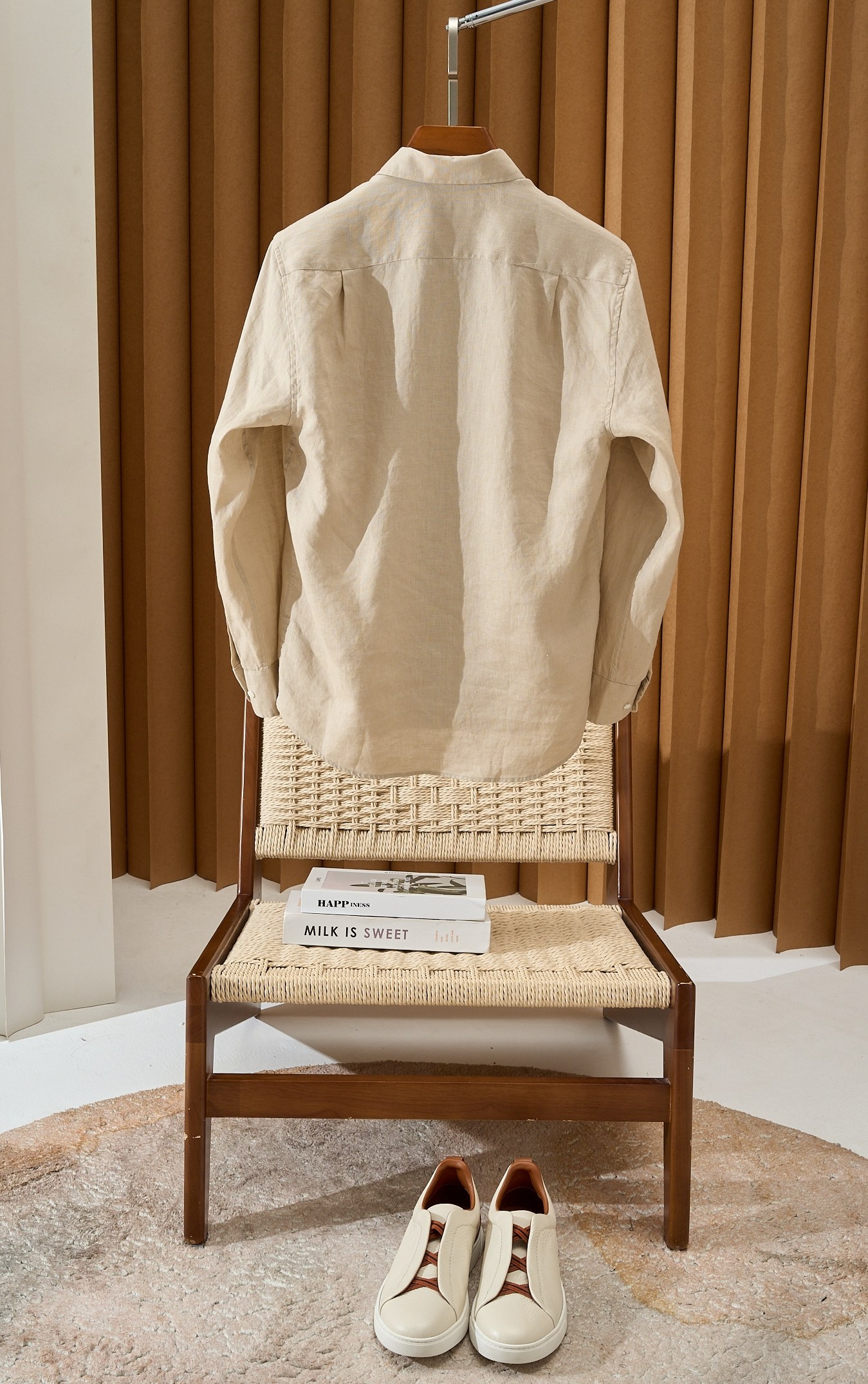 【拒绝平庸，个性剪裁，独领风骚一片领衬衫】采用个性剪裁，让你在人群中脱颖而出。它的设计不仅仅是衣物，更是