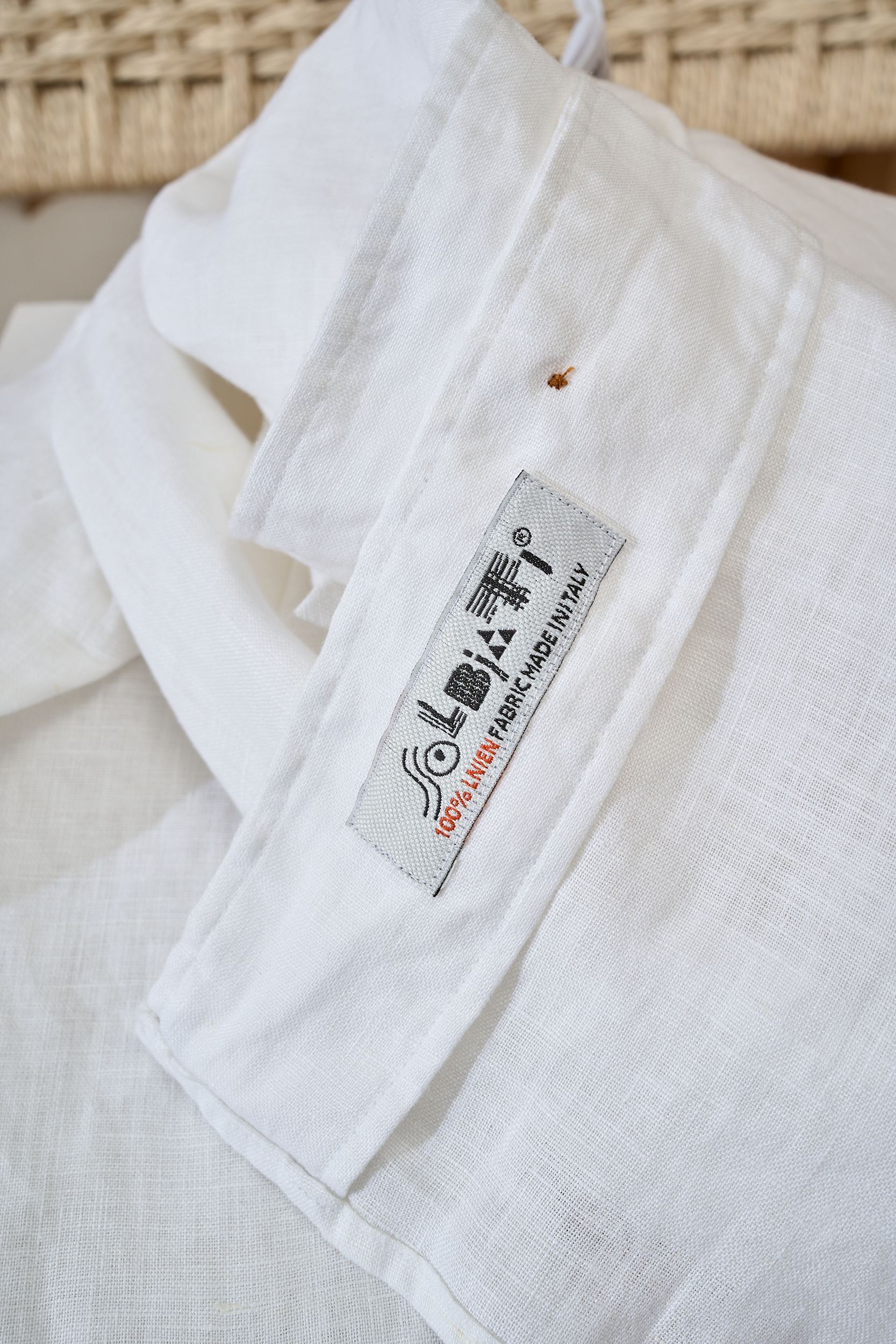 【拒绝平庸，个性剪裁，独领风骚一片领衬衫】采用个性剪裁，让你在人群中脱颖而出。它的设计不仅仅是衣物，更是