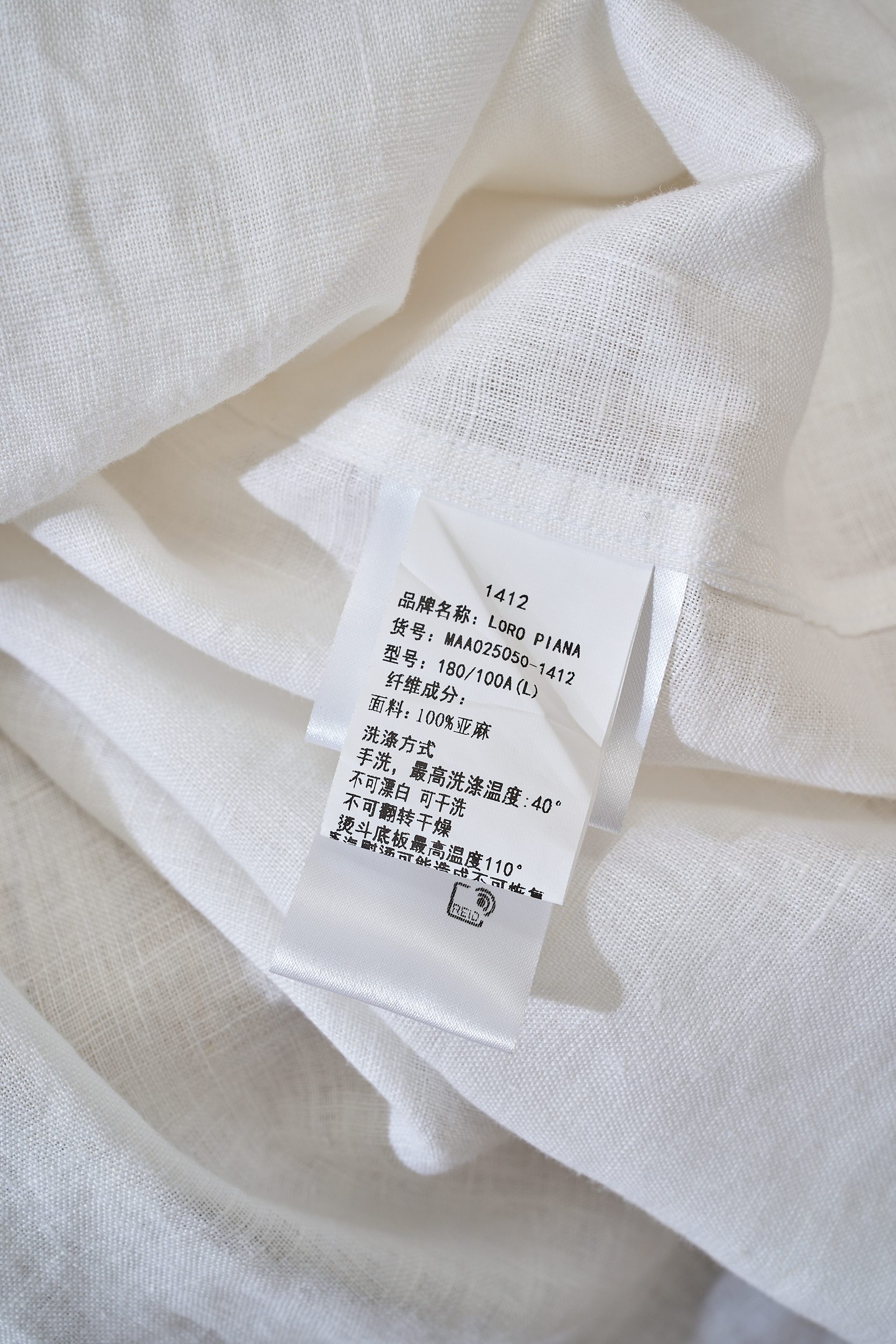 【拒绝平庸，个性剪裁，独领风骚一片领衬衫】采用个性剪裁，让你在人群中脱颖而出。它的设计不仅仅是衣物，更是