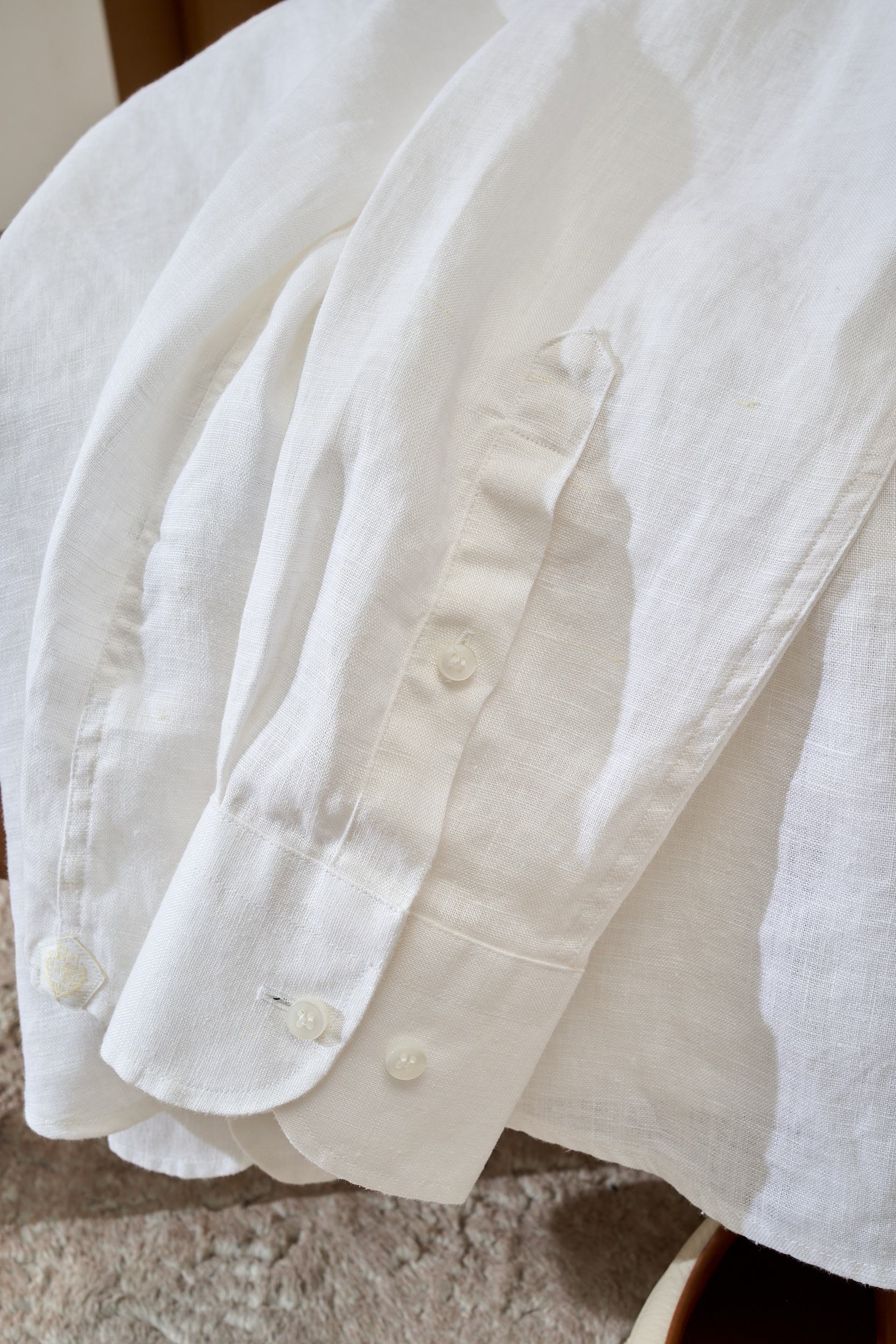 【拒绝平庸，个性剪裁，独领风骚一片领衬衫】采用个性剪裁，让你在人群中脱颖而出。它的设计不仅仅是衣物，更是