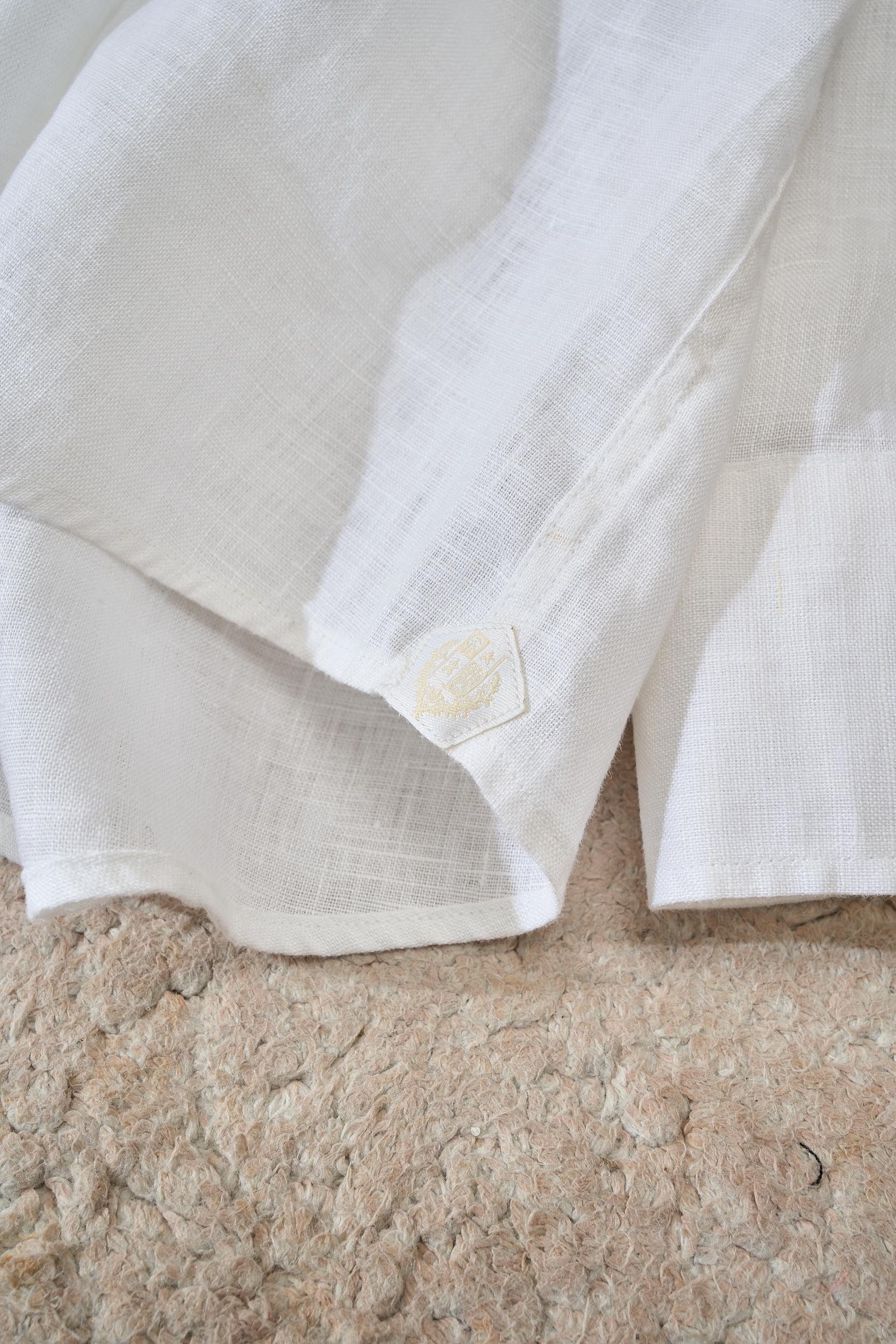 【拒绝平庸，个性剪裁，独领风骚一片领衬衫】采用个性剪裁，让你在人群中脱颖而出。它的设计不仅仅是衣物，更是