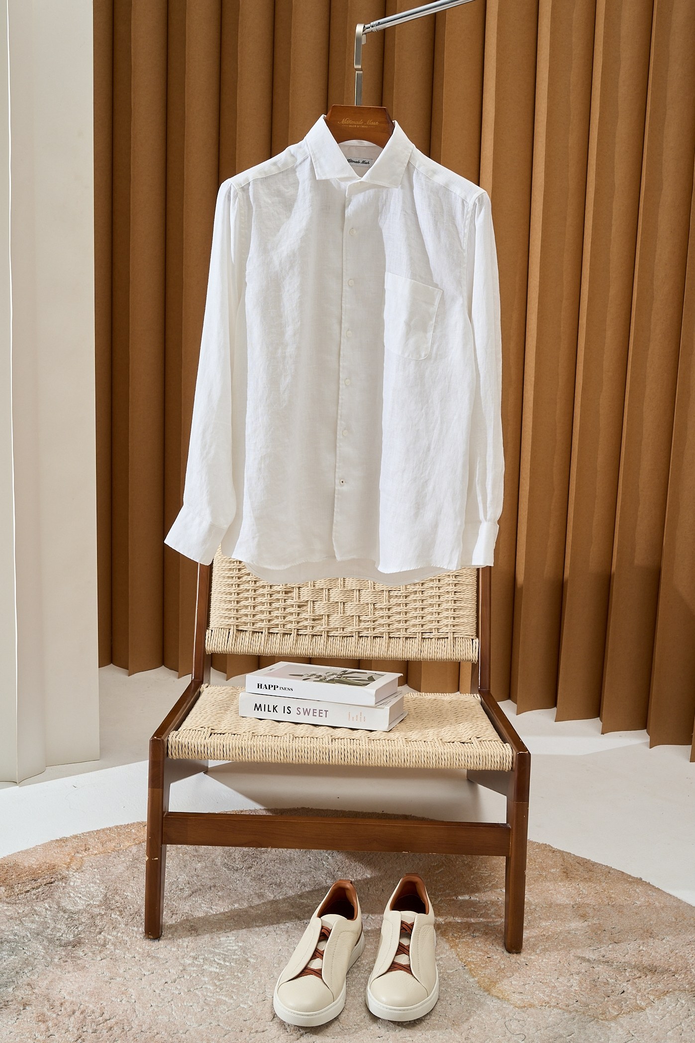 【拒绝平庸，个性剪裁，独领风骚一片领衬衫】采用个性剪裁，让你在人群中脱颖而出。它的设计不仅仅是衣物，更是