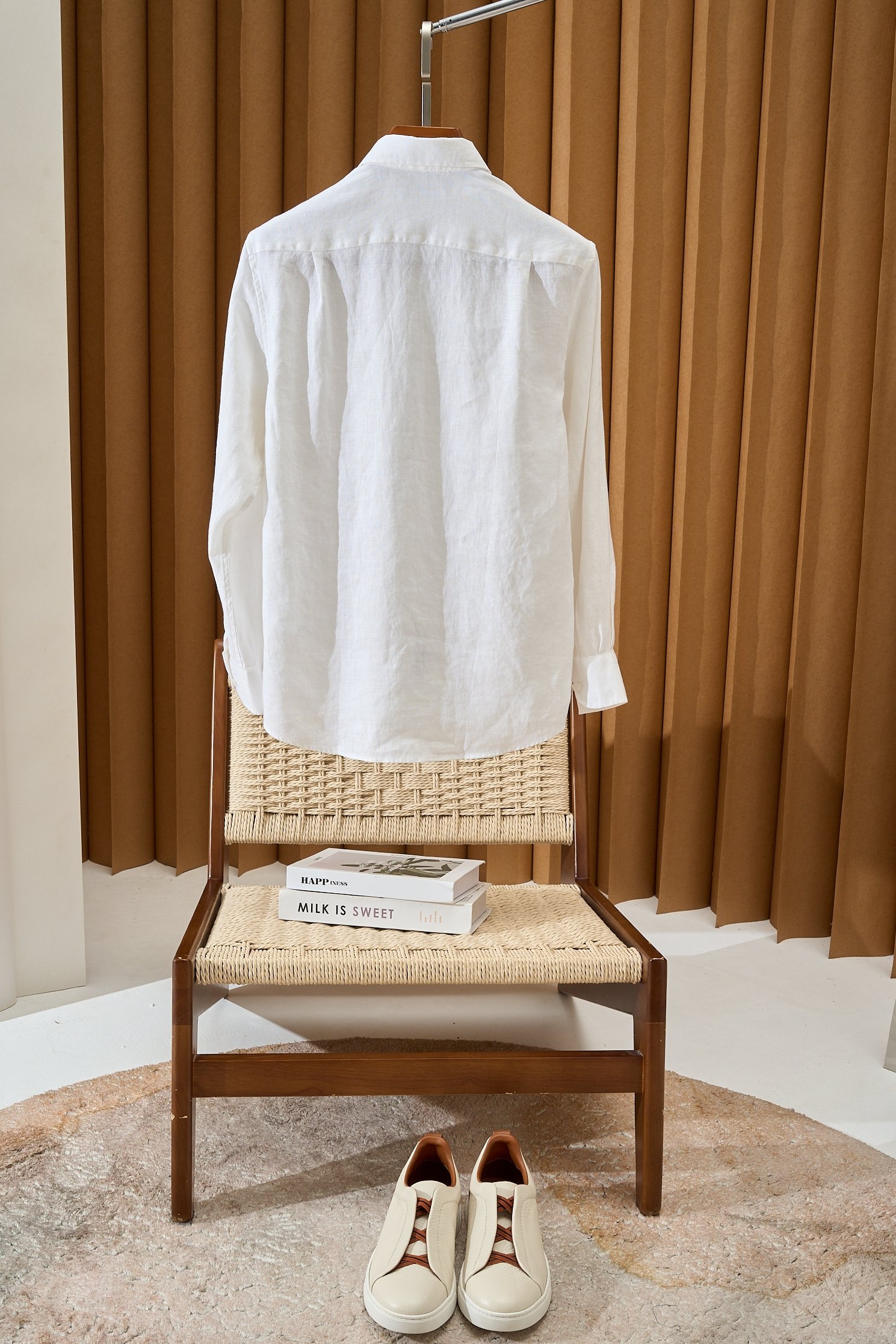 【拒绝平庸，个性剪裁，独领风骚一片领衬衫】采用个性剪裁，让你在人群中脱颖而出。它的设计不仅仅是衣物，更是