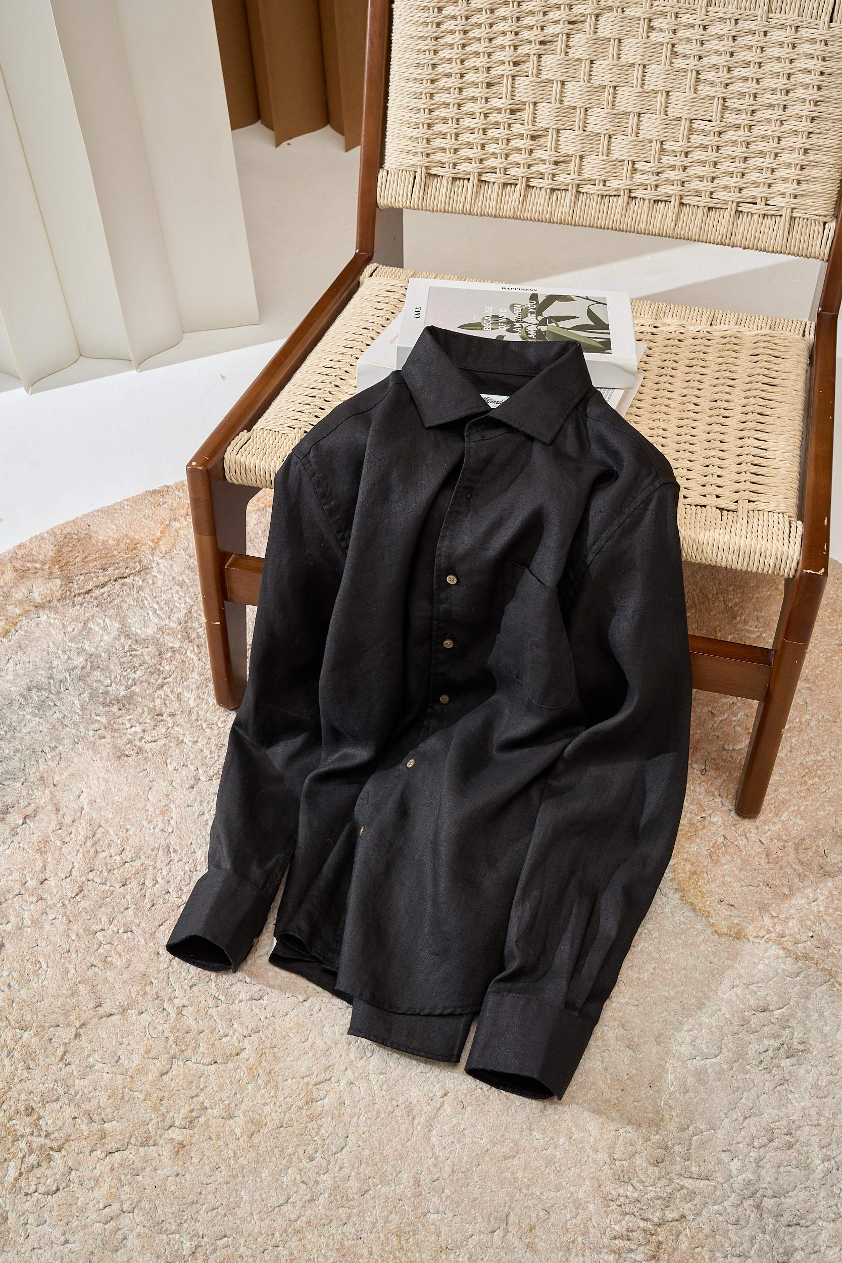 【拒绝平庸，个性剪裁，独领风骚一片领衬衫】采用个性剪裁，让你在人群中脱颖而出。它的设计不仅仅是衣物，更是