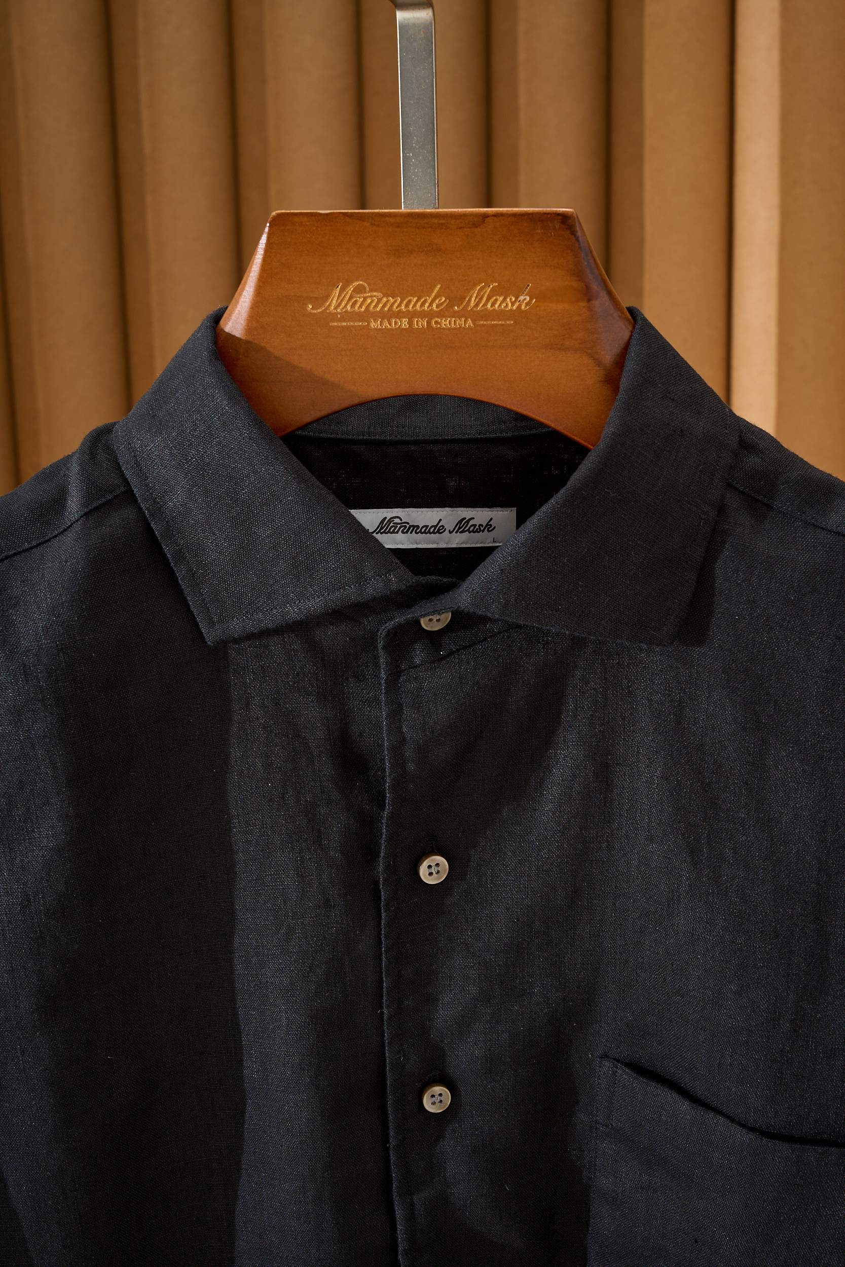 【拒绝平庸，个性剪裁，独领风骚一片领衬衫】采用个性剪裁，让你在人群中脱颖而出。它的设计不仅仅是衣物，更是