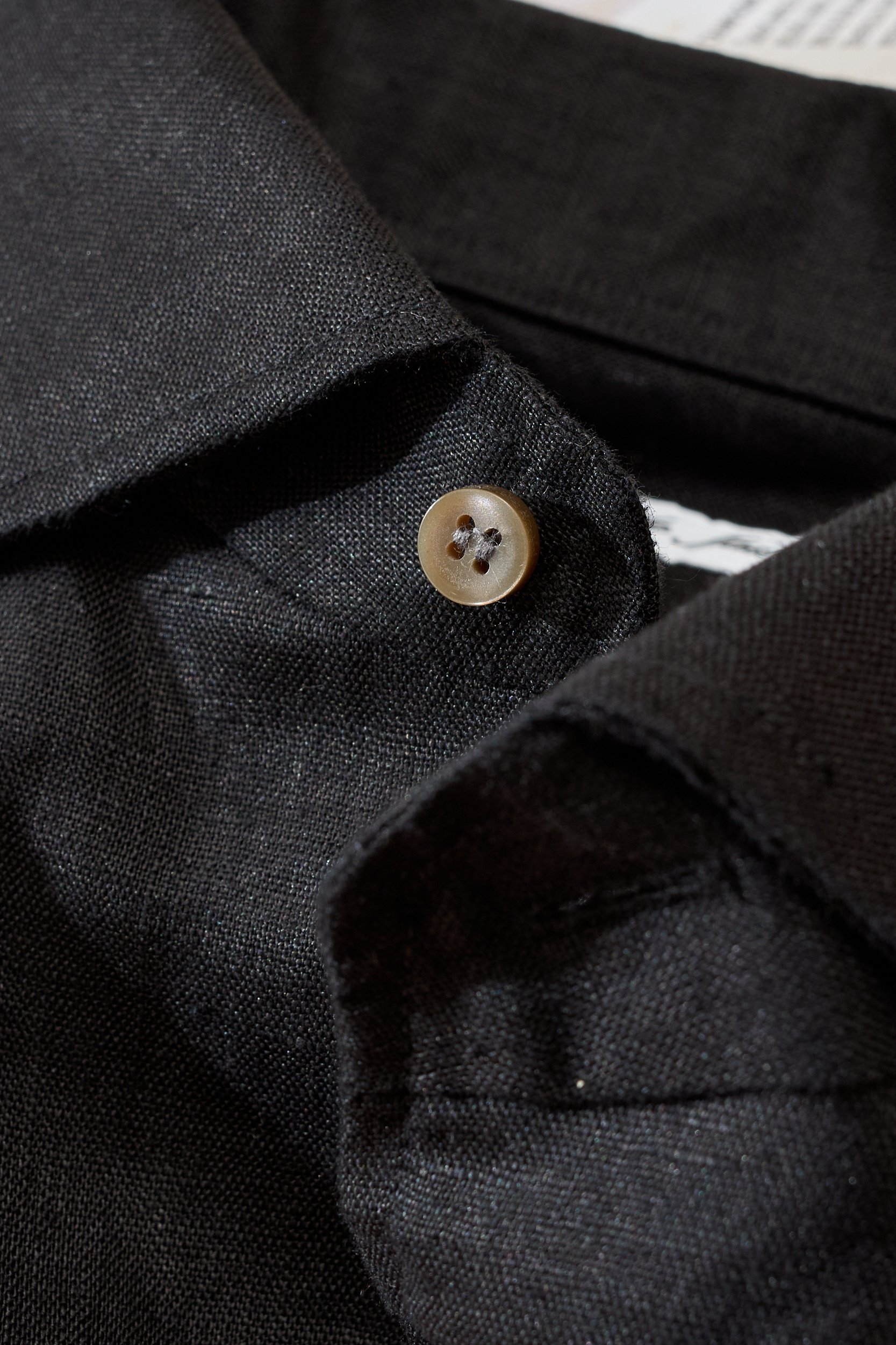 【拒绝平庸，个性剪裁，独领风骚一片领衬衫】采用个性剪裁，让你在人群中脱颖而出。它的设计不仅仅是衣物，更是