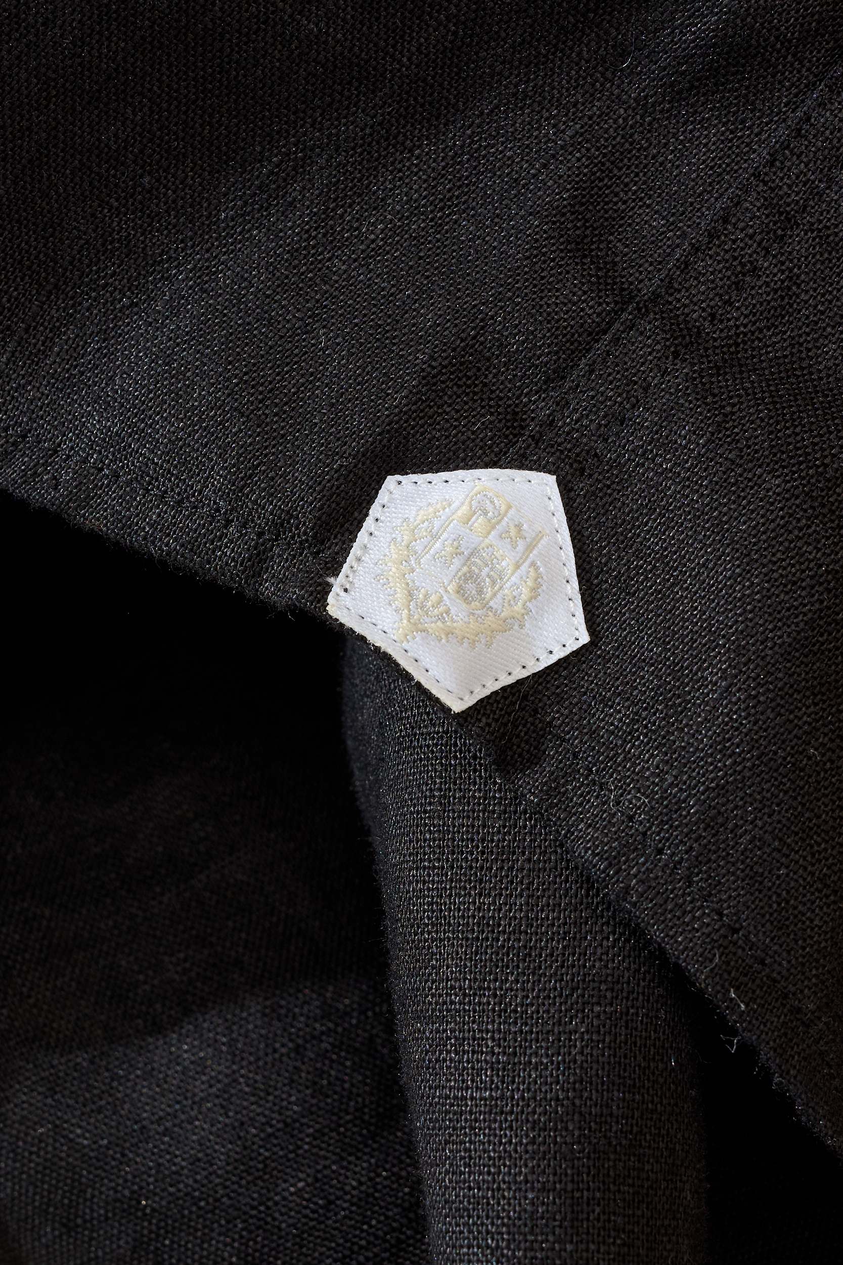 【拒绝平庸，个性剪裁，独领风骚一片领衬衫】采用个性剪裁，让你在人群中脱颖而出。它的设计不仅仅是衣物，更是