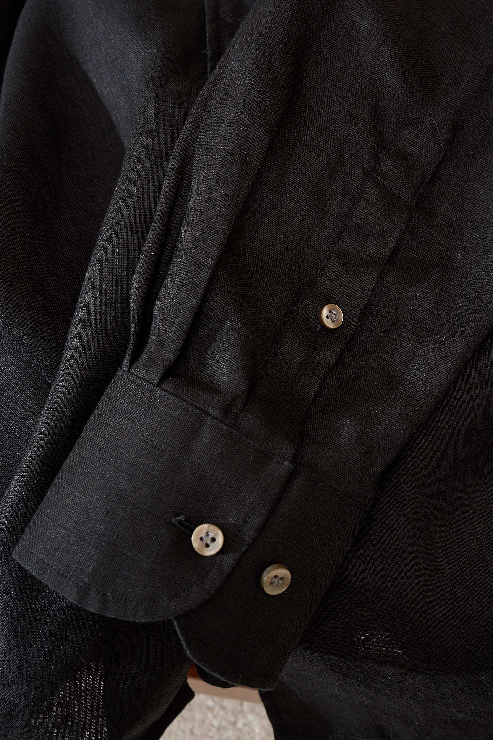 【拒绝平庸，个性剪裁，独领风骚一片领衬衫】采用个性剪裁，让你在人群中脱颖而出。它的设计不仅仅是衣物，更是