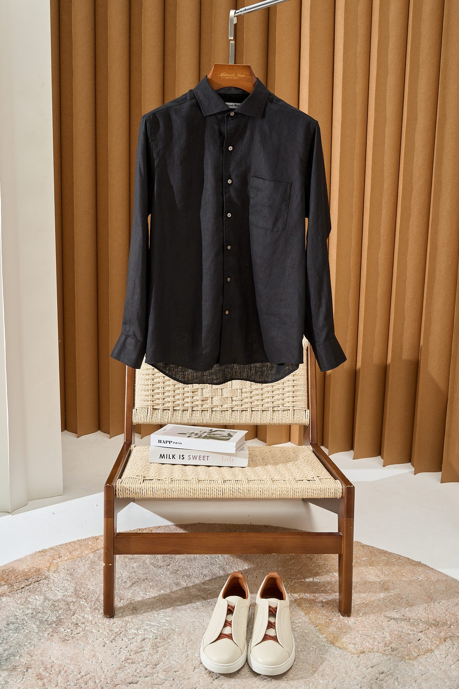 【拒绝平庸，个性剪裁，独领风骚一片领衬衫】采用个性剪裁，让你在人群中脱颖而出。它的设计不仅仅是衣物，更是