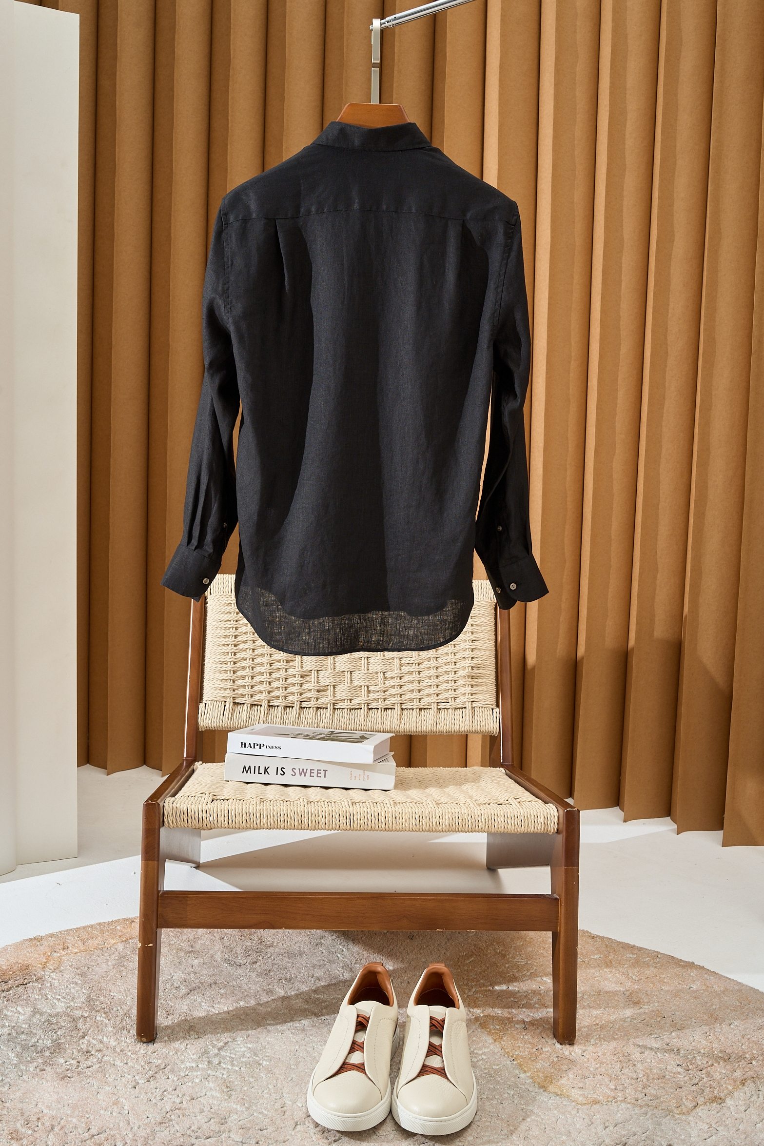 【拒绝平庸，个性剪裁，独领风骚一片领衬衫】采用个性剪裁，让你在人群中脱颖而出。它的设计不仅仅是衣物，更是