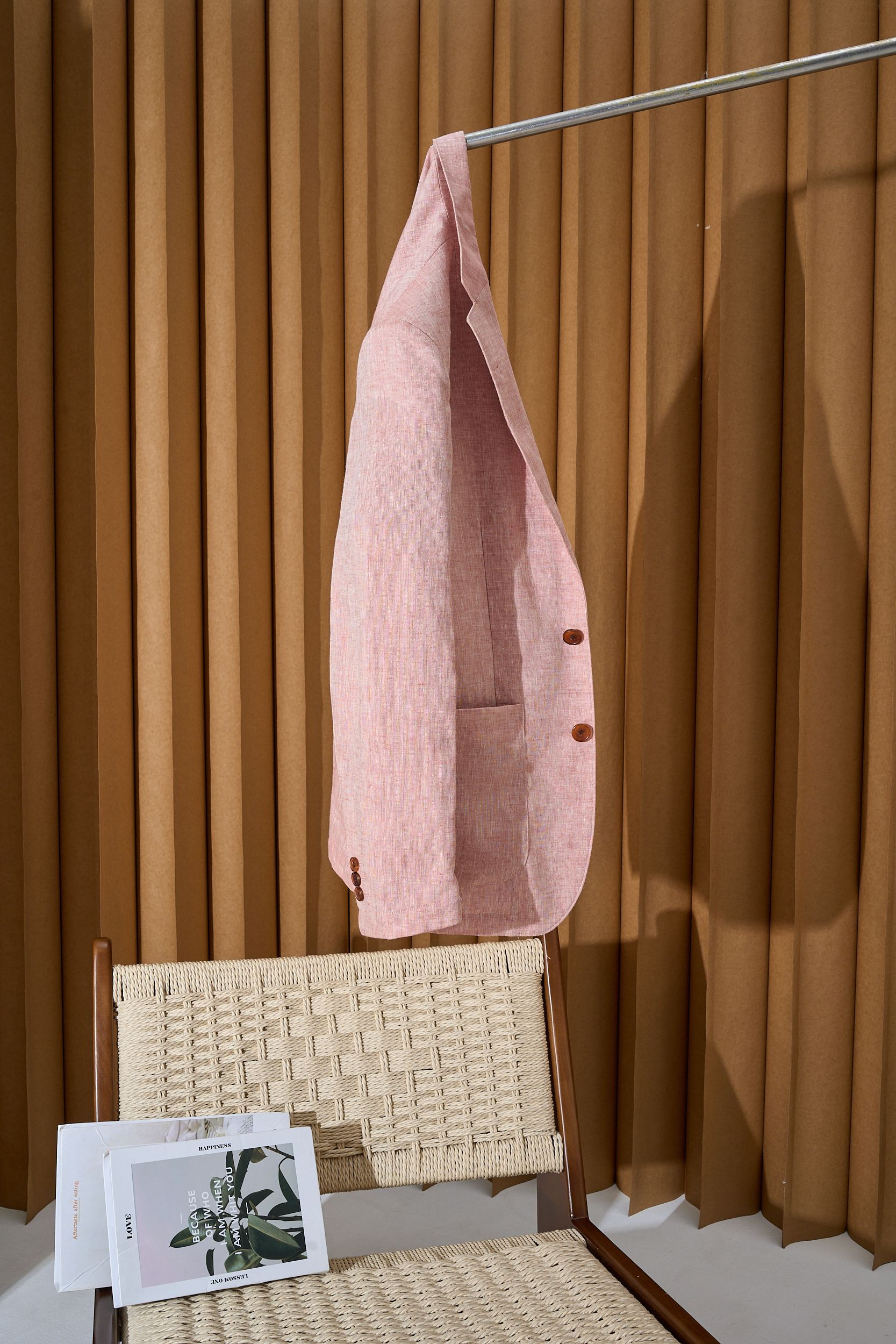 【“麻王”之称顶奢solbiati30支138克进口亚麻面料复古老钱风款式平驳领两粒扣斜插衬单西装】顶奢