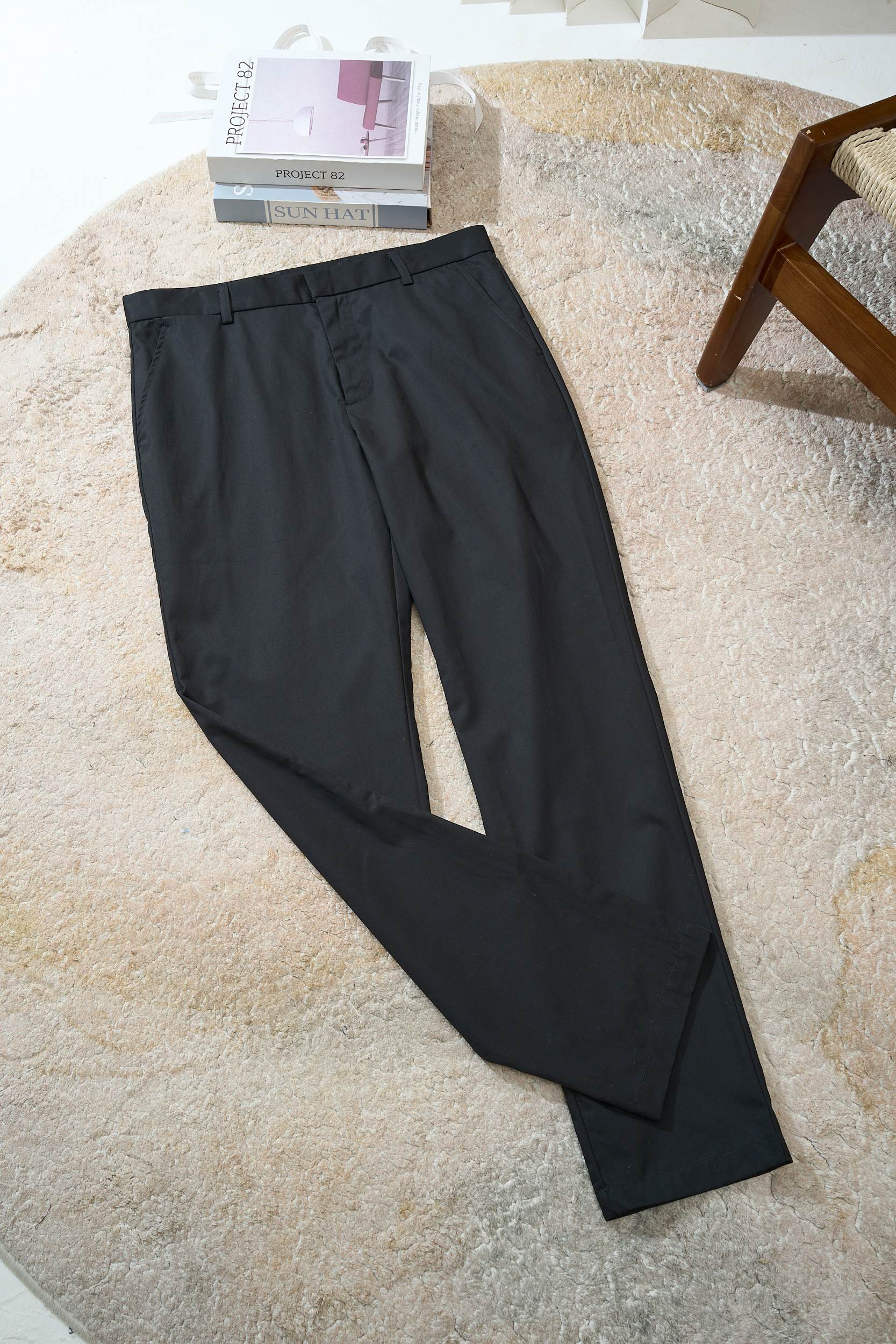 NO:414671,【New choice of men's casual pants!  Inlaid special pockets, classic two colors, selected at will] High-quality fabric, comfortable first, high-quality pure cotton material, soft and skin-friendly, just like a cloud to caress the skin, and its breathability is first-class, saying goodbye to the stuffy and sticky summer. Fine craftsmanship, double-line sewing, firm and durable; the pocket design is reasonable, convenient and practical, and the bag-inlaying technology allows the trouser shape to reveal its characteristics on the basis. Open an exposed pocket on the original fabric of the inlaid (integrated pocket) to form a nesting structure. This technology is more common in high-end customization or strong design trousers, taking into account both functions and aesthetics. There are high technical requirements, and it needs to be precisely cut and sewn to ensure that the inner and outer pockets are flat and wrinkled. The trouser legs are neatly cut and smooth lines. Every detail shows the high-quality craftsmanship level.  Number of codes 42-56 (30-38 no 37), alexander wang19860909【男士休闲裤新选择！镶嵌特色口袋加持,经典双色,随心挑选】优质面料,舒适至上采用高品质纯棉材质,柔软亲肤得就像云朵轻抚肌肤,透气性更是一流,告别夏季的闷热与黏腻. 精细工艺,腰头采用双线缝制,牢固耐用； 口袋设计合理,方便实用,嵌袋叠加工艺 让裤型在基础上显漏特色,在原有嵌袋（内嵌式口袋）的布料上,再开一个外露口袋,形成嵌套结构. 此等工艺多见于高端定制或设计感较强的裤装,兼顾功能与美学. 且有较高的技术要求,需精准裁剪和对位缝制,确保内外口袋平整无褶皱. 裤脚剪裁整齐,线条流畅.每一处细节都彰显出高品质的工艺水准. 码数42-56（30-38无37）,,alexander wang,Men's clothing