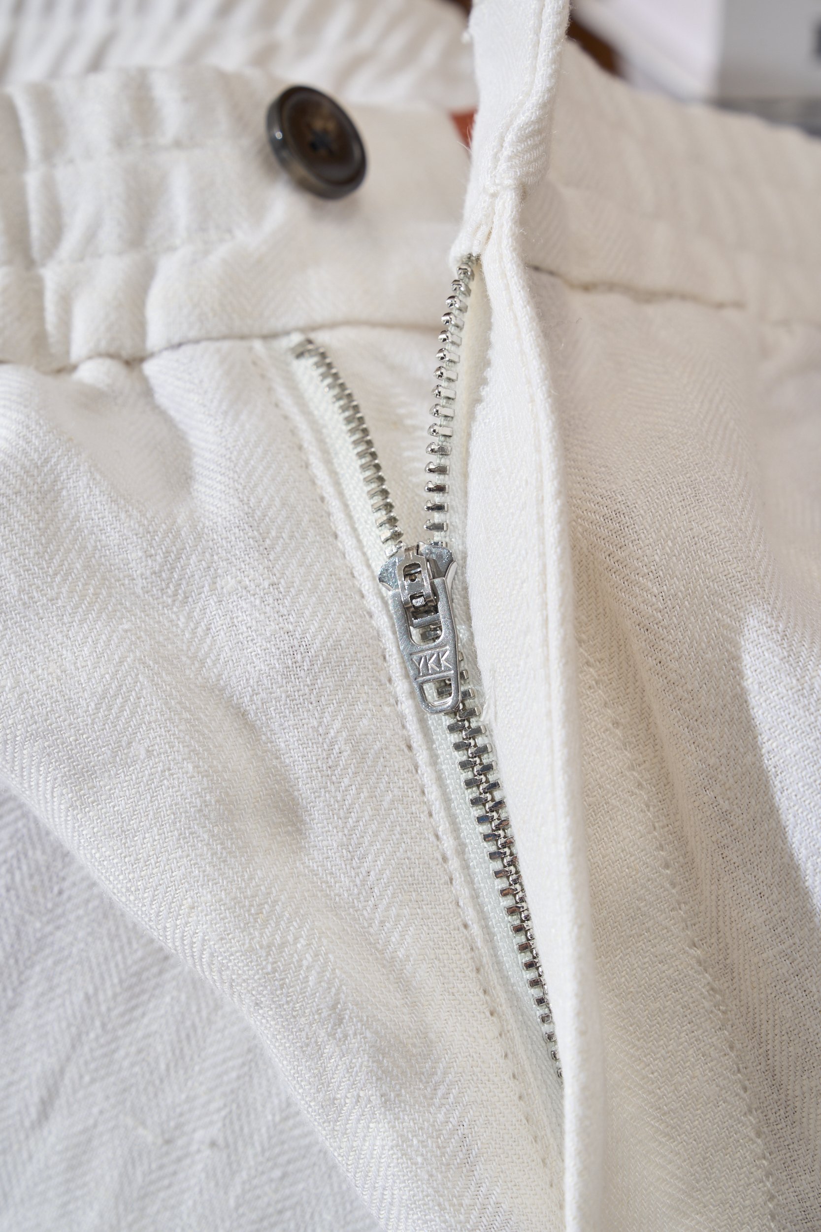 【自然质感，自在呼吸——人字纹亚麻短裤，开启夏日高阶穿搭体验】 1. 天然亚麻，会呼吸的夏日材质 • 精