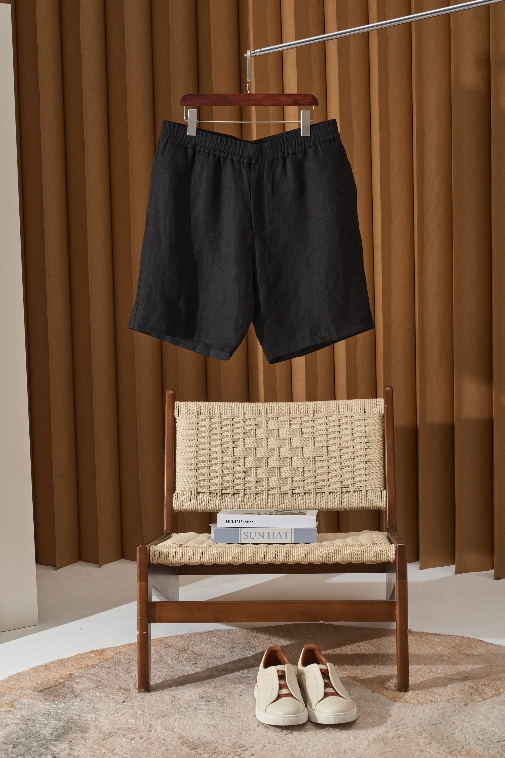 NO:414665,[Natural texture, breathe freely - Herringbone linen shorts, open up the summer high-end dressing experience] 1. Natural linen, a breathable summer material. Selected natural linen fiber, which is 3 times more breathable than cotton, moisture-absorbing and sweating, bid farewell to the stuffy and sticky, as if carrying a 'micro-air conditioner' with you. Flax fiber has its own antibacterial and anti-mitotic properties, is friendly to sensitive skin, and does not sweat for a long time, and is more at ease when sitting. 2. Classic herringbone, low-key high-end feeling. Three-dimensional herringbone weaving technology breaks the monotony of solid colors, simple and atmospheric from a distance, and full of details when viewed close, easily adapted to many scenes such as business and leisure, vacation and travel. Matte textured fabric, which does not reflect under the sun, is low-key and noble, and wears a 'work-free and fashionable' atmosphere. 3. Humanized style, hides flesh and makes people look thin and not picky  Medium-high waist design + three-dimensional tailoring, lengthening the legs, naturally hidden in the belly and buttocks, can be controlled by 120 catties-180 catties. Invisible side insert bag + elastic waist, practical and not bloated, free movement without restraint. Linear shorts + oversize shirt, quick sweat-absorbing and quick drying, no embarrassing, sitting up for a long time without leaving pleats, and going directly to the appointment after work is not inconsistent. Craftsmanship details, double-car thread reinforcement, anti-tearing; custom resin buttons, texture upgrade; lining edging technology, no skin grinding. 'This summer, don't let cheap chemical fibers bind your freedom. A piece of herringbone linen shorts, contracting for 3 months of refreshing and decent. Number M-3XL, versace, shorts, shirts, alexander wang19860909【自然质感,自在呼吸——人字纹亚麻短裤,开启夏日高阶穿搭体验】 1. 天然亚麻,会呼吸的夏日材质  精选天然亚麻纤维,透气性比棉质高3倍,吸湿排汗,告别闷热黏腻,仿佛随身携带「微型空调」.  亚麻纤维自带抗菌抑螨特性,敏感肌友好,久坐不闷汗,户外活动更安心. 2. 经典人字纹,低调的高级感  立体人字纹编织工艺,打破纯色单调,远看简约大气,近看细节感拉满,轻松适配商务休闲、度假旅行等多场景.  哑光质感面料,阳光下不反光,低调显贵,穿出「不费力时髦」的氛围感. 3. 人性化版型,藏肉显瘦不挑人  中高腰设计+立体剪裁,拉长腿部线条,小腹、臀部肉感自然隐藏,120斤-180斤均可驾驭.  侧边隐形插袋+松紧腰,实用不臃肿,活动自由无束缚. 亚麻短裤+oversize衬衫,吸汗速干不尴尬,久坐起身不留褶,下班直接赴约也不违和.  匠心细节双车线加固缝纫,抗撕裂；定制树脂纽扣,质感升级；内衬包边工艺,不磨皮肤. 「这个夏天,别让廉价化纤束缚你的自由. 一件人字纹亚麻短裤,承包你3个月的清爽与体面. 码数M-3XL,,versace,shorts,shirts,alexander wang,Men's clothing