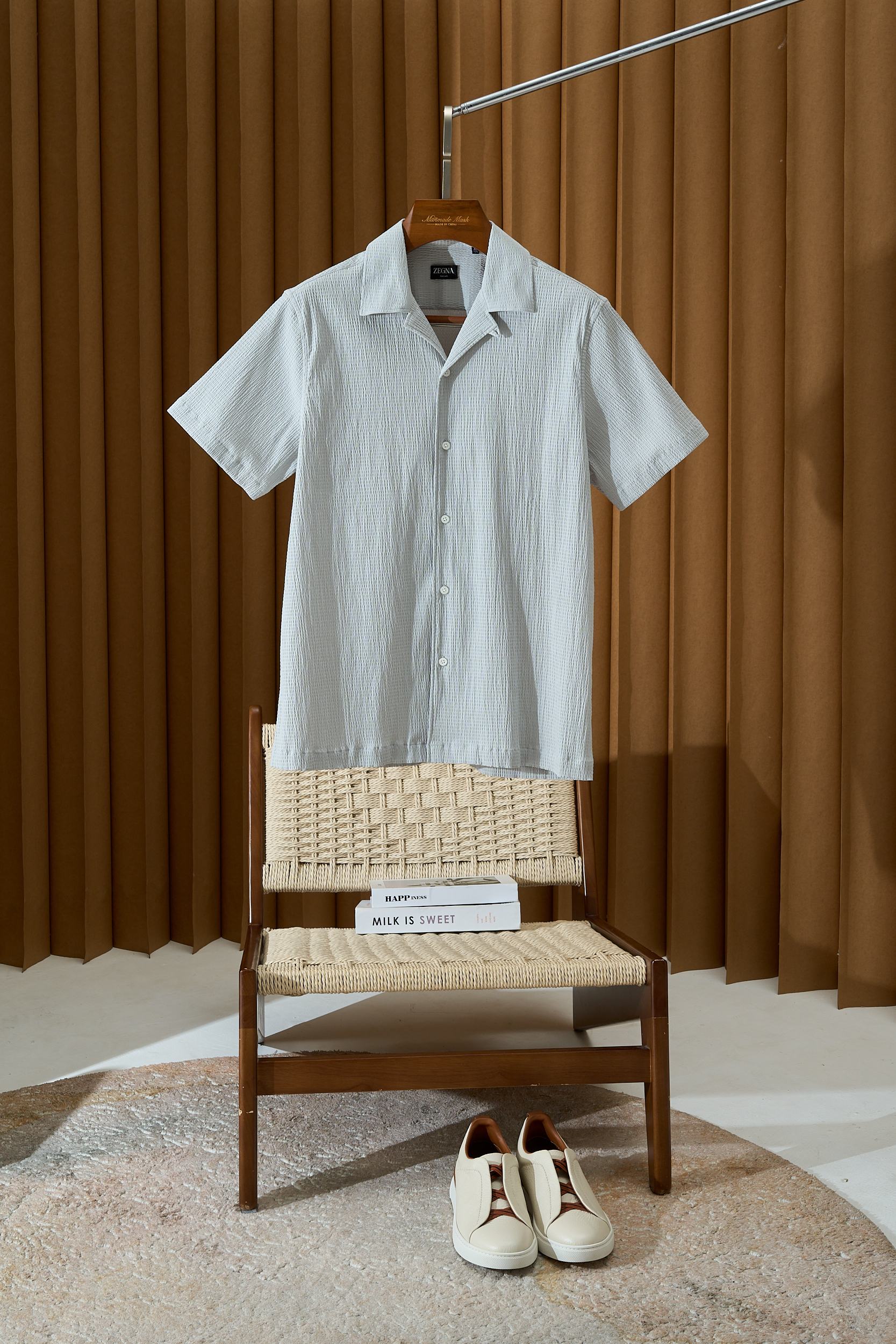 NO:911500,[Summer sea breeze, free style - Men's seersucker Cuban collar short-sleeved shirt] When the fabric can breathe, midsummer becomes a pleasure. The 'dancing' seersucker fabric has a three-dimensional texture like the ripples of the sea waves, which is light, breathable and not close to the body. The special weaving method allows air to travel freely, even at 35℃ high temperature, it can keep you dry and dry, as if you are wearing the sea breeze on your body, with a cool rhythm in every step. The romance of the Cuban collar is the gentleman's relaxation philosophy -  The retro V-shaped Cuban collar design elongates the neck line and exudes sophistication in its laziness. The short sleeves are neatly cut and the dropped shoulder design weakens the sense of formality. Paired with casual pants, it is an urban vacation style. Paired with suit shorts, you can instantly transform into an island-style man. For commuting, dating, and music festivals, one piece can unlock a multi-faceted summer role. Low-saturation colors, high-end sense and effortless——  Four colors are available: matte blue, rice apricot, light gray green, and high-end gray. The low-saturation Morandi tone comes with a movie filter. The natural matte texture of seersucker weakens the aggressiveness of the color. Yellow and black leather can be worn to give a cool and high-end feel. Just take a photo and it will look like a daily magazine cover. The details are romantic, from the collar to the cuffs. The shell buttons are embellished, and the texture is low-key. The inner lining is wrapped with hemming technology, which will not deform after being washed for a long time. The flat hem design hides the belly.  Size 39-43,,shorts,shirts,T-shirt,business suit,19860909【夏日海风,自在型格——男士泡泡纱古巴领短袖衬衫】当面料会呼吸,盛夏便成了享受. 采用会“跳舞”的泡泡纱面料,肌理感立体如海浪波纹,轻盈透气不贴身.特殊织法让空气自由穿梭,即使35℃高温,也能保持干爽体感,仿佛把海风穿在身上,每一步都带着清凉律动. 古巴领的浪漫,是绅士的松弛哲学—— 复古V型古巴领设计,拉长颈部线条,慵懒中透着精致.短袖剪裁利落,落肩设计弱化正式感,搭配休闲裤是都市度假风,配西装短裤秒变海岛型男.通勤、约会、音乐节,一件解锁多面夏日角色. 低饱和度色彩,高级感不费力气—— 雾蓝、米杏、浅灰绿、高级灰四色可选,低饱和度莫兰迪色调自带电影滤镜.泡泡纱天然的哑光质感,弱化色彩攻击性,黄皮黑皮都能穿出清冷高级感,随手一拍就是日杂封面. 细节控的浪漫,从领口到袖口都讲究 贝壳纽扣点缀,低调中见质感 内衬包边工艺,久洗不变形 平边下摆设计,藏住小肚腩 码数39-43,,shorts,shirts,T-shirt,business suit,,Men's clothing