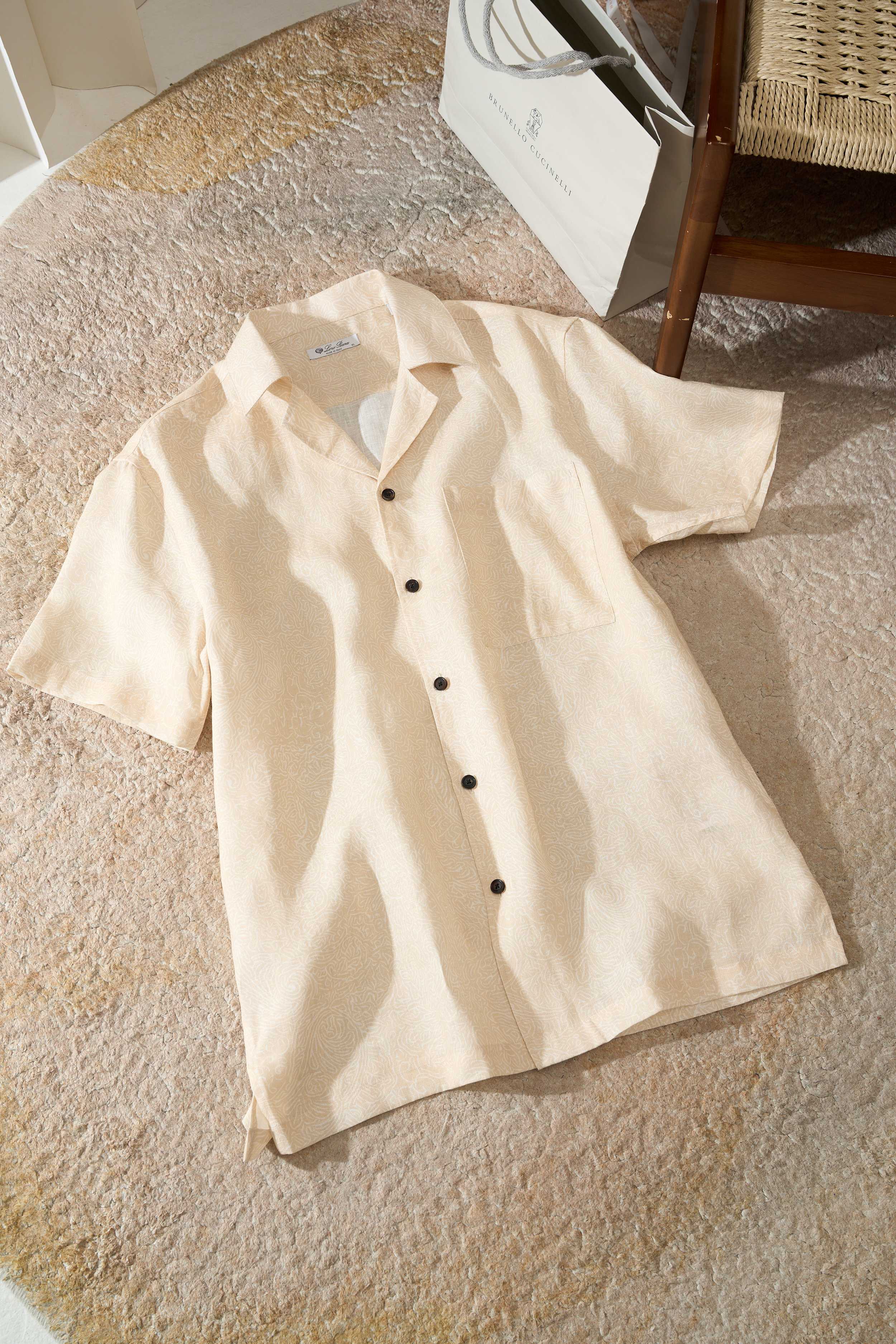 NO:505627,[Encountering the elegant charm of summer, the linen Cuban collar short-sleeved casual shirt is rejuvenated] In the long river of fashion, there are always some items, like bright stars, and after years of baptism, they still exude charming light. This linen Cuban collar short-sleeved casual shirt with floral pattern patterns is like this, it plays the fashionable music of summer with unique charm. The Cuban collar design has a retro charm without losing the modern sense of fashion. The slightly open neckline shows casualness and freedom, as if it can instantly get rid of the heat and boredom of summer. The pocket on the left chest is simple and practical, adding a casual atmosphere to the shirt, which is just right whether it is to place small objects or as decorations.  The texture of linen fabric is vividly lit up with fingertips. Linen, this natural material, has excellent breathability, which allows the skin to breathe happily in the hot summer and keep it refreshing and dry at all times. Its unique texture gives the shirt a simple and high-end texture, which is crisp and stylish when worn, and it is comfortable and comfortable. The details are even more ingenious. On the black buttons, the exquisite lettering highlights the quality and style, and each one looks like a fashionable password, unlocking the elegant story behind the shirt. In order to protect this precious quality, you need to be extra careful when washing. It cannot be washed, bleached, or flipped and dry, it is recommended to use professional dry cleaning to ensure that the floral patterns of the shirt are always bright and the fabric is always as new.  When ironing, you need to pay attention to the maximum temperature of the iron base plate is 110℃. Steam ironing may cause irrecoverable damage. Only careful care can make this elegance accompany you for a long time. Number M-3XL, Shirts, T-shirt, alexander wang19860909【邂逅夏日雅韵,亚麻古巴领短袖休闲衬衫焕新登场】在时尚的漫漫长河中,总有一些单品,宛如璀璨星辰,历经岁月洗礼,依旧散发着迷人光芒. 这款花卉图案纹路的亚麻古巴领短袖休闲衬衫,便是这样的存在,它以独特魅力,奏响夏日的时尚乐章. 古巴领的设计,带着一丝复古的韵味,又不失现代的时尚感.微微敞开的领口,展现出随性与自在,仿佛能让人瞬间摆脱夏日的燥热与烦闷.左胸处的口袋,简约而实用,为衬衫增添了一份休闲气息,无论是放置小物件还是作为装饰,都恰到好处. 亚麻面料的质感跃然指尖.亚麻,这种天然的材质,有着卓越的透气性,能让肌肤在炎炎夏日畅快呼吸,时刻保持清爽干燥.其独特的纹理,赋予了衬衫一种质朴而高级的质感,穿着起来挺括有型,又不失舒适自在. 细节之处,更见匠心.黑色的纽扣上,精致的刻字彰显着品质与格调,每一颗都像是时尚的密码,解锁着衬衫背后的优雅故事. 为了呵护这份珍贵的品质,洗涤时需格外用心. 不可水洗、不可漂白、不可翻转干燥,建议采用专业干洗,以确保衬衫的花卉图案始终鲜艳,面料始终如新. 熨烫时,需注意熨斗底板最高温度为110℃,蒸汽熨烫可能会造成不可恢复的损伤,唯有细心呵护,才能让这份优雅长久相伴. 码数M-3XL,,shirts,T-shirt,alexander wang,Men's clothing