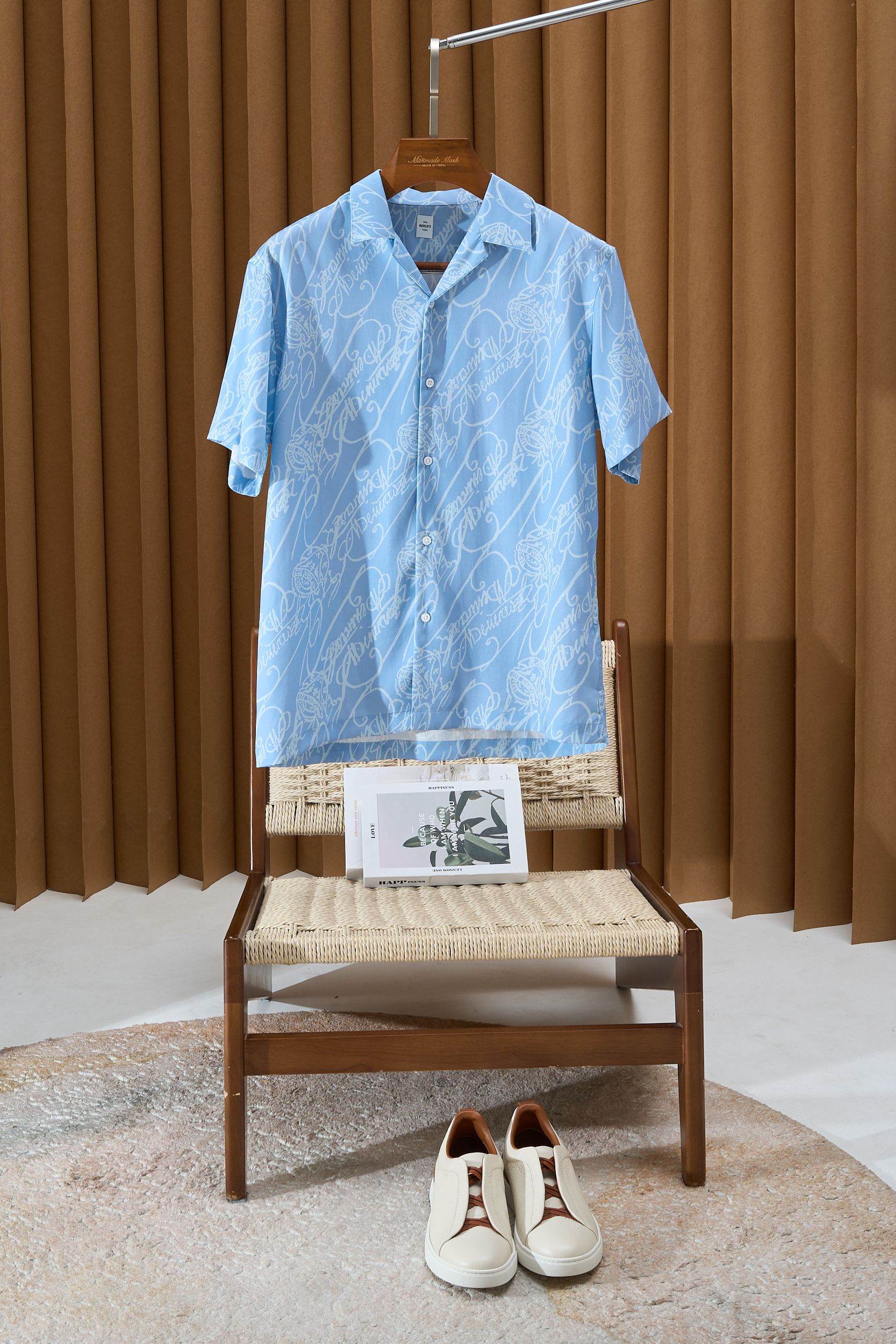 NO:505624,[Retro Cuban collar design Lesell fabric environmentally friendly digital printed Brujia classic pattern series short-sleeved shirt] Retro tone, new chapter of environmental protection | Brujia classic pattern Cuban collar short-sleeved shirt When retro aesthetics meet environmental technology, Brujia classic pattern series short-sleeved shirt came into being. Men's Cuban collar design has a lazy and casual gentlemanly temperament. The neckline is slightly open to outline the lines of the neck, and easily control various scenes such as leisure parties and vacation trips, showing a retro and elegant style in every move.  The fabric is made of lycel fiber, which is derived from the renewable resource of natural wood pulp. It combines the softness of cotton, the luster and the breathability of numbness. It is skin-friendly and sweat-free, and the touch is delicate and smooth, bringing the skin an ultimate comfortable wearing experience. After careful craftsmanship of environmentally friendly digital printing, Blujia’s iconic classic patterns are accurately reproduced on the fabric. The color saturation is high and it is long-lasting and not easy to fade, and the pattern details are lifelike. M-3XL, Shirts, T-shirt, alexander wang19860909【复古古巴领设计莱赛尔面料环保数码印花布鲁家经典图案系列短袖衬衫】复古腔调,环保新章｜布鲁家经典图案古巴领短袖衬衫 当复古美学邂逅环保科技,布鲁家经典图案系列短袖衬衫应运而生.男士古巴领设计,自带慵懒随性的绅士气质,微微敞开领口,便能勾勒出脖颈线条,轻松驾驭休闲聚会、度假旅行等多元场景,举手投足间尽显复古雅痞格调. 面料采用莱赛尔纤维,源自天然木浆的可再生资源,兼具棉的柔软、丝的光泽与麻的透气,亲肤不闷汗,触感细腻顺滑,给肌肤带来极致舒适的穿着体验.经环保数码印花工艺精心雕琢,将布鲁家标志性经典图案精准复刻于面料之上,色彩饱和度高且持久不易褪色,图案细节栩栩如生. 码数M-3XL,,shirts,T-shirt,alexander wang,Men's clothing