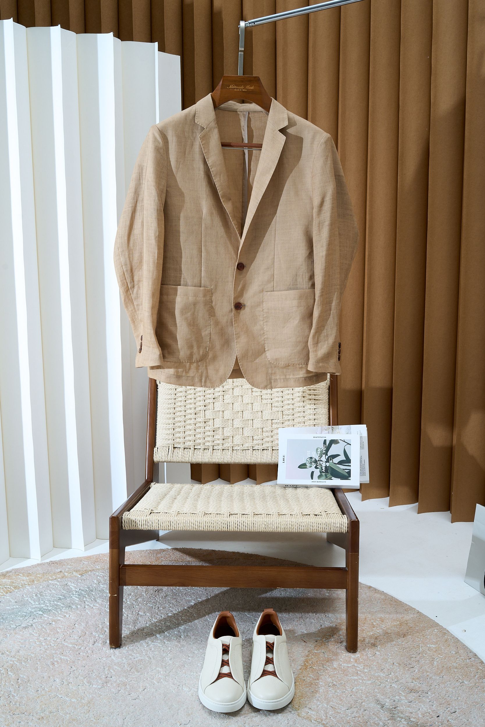 NO:775828,Ramie Thin Suit | The simpler, the more advanced.' Lightweight flat lapel design] Ultra-thin style. The natural fiber structure of ramie is not only good in breathability, but also effectively wicks away sweat, keeping you dry in hot weather. At the same time, ramie also has natural anti-UV function, which can effectively block ultraviolet rays and protect your skin health. The breathability of ramie fiber is 150 times higher than that of cotton fiber, and the moisture dissipation speed is 3 times faster than that of chemical fiber.  The inner handshake seam adopts joint stitching technology, the stitch density is increased by 2 times compared with the conventional one, and the tear resistance is increased by 60%. The single-opening design weakens the sense of professionalism and improves the freedom of movement. The three-dimensional shoulder line + waist tailoring is suitable for commuting, dating, and vacation, and can easily switch between 'workplace elite' and 'lazy beauty' modes. Hand wash at low temperature and machine washing is prohibited to extend the life of clothing. Size M-3XL, business suit,19860909苎麻薄西装｜越简单,越高级」 轻盈平驳领设计】超薄款 苎麻的天然纤维结构不仅透气性好,还能有效排汗,让您在炎热的天气中也能保持干爽.同时,苎麻还具有天然的防紫外线功能,可以有效地阻挡紫外线的侵害,保护您的皮肤健康. 苎麻纤维的透气性较棉纤维提升150,散湿速度较化纤快3倍. 内里握手缝采用合缝工艺,针脚密度较常规提升2倍,抗撕裂强度提升60. 单开拆设计弱化职业感,提升活动自由度, 立体肩线+收腰剪裁,适配通勤、约会、度假多场景,轻松切换「职场精英」与「慵懒美人」模式. 低温轻柔手洗+禁止机洗,延长衣物寿命.  码数M-3XL,,business suit,,Men's clothing