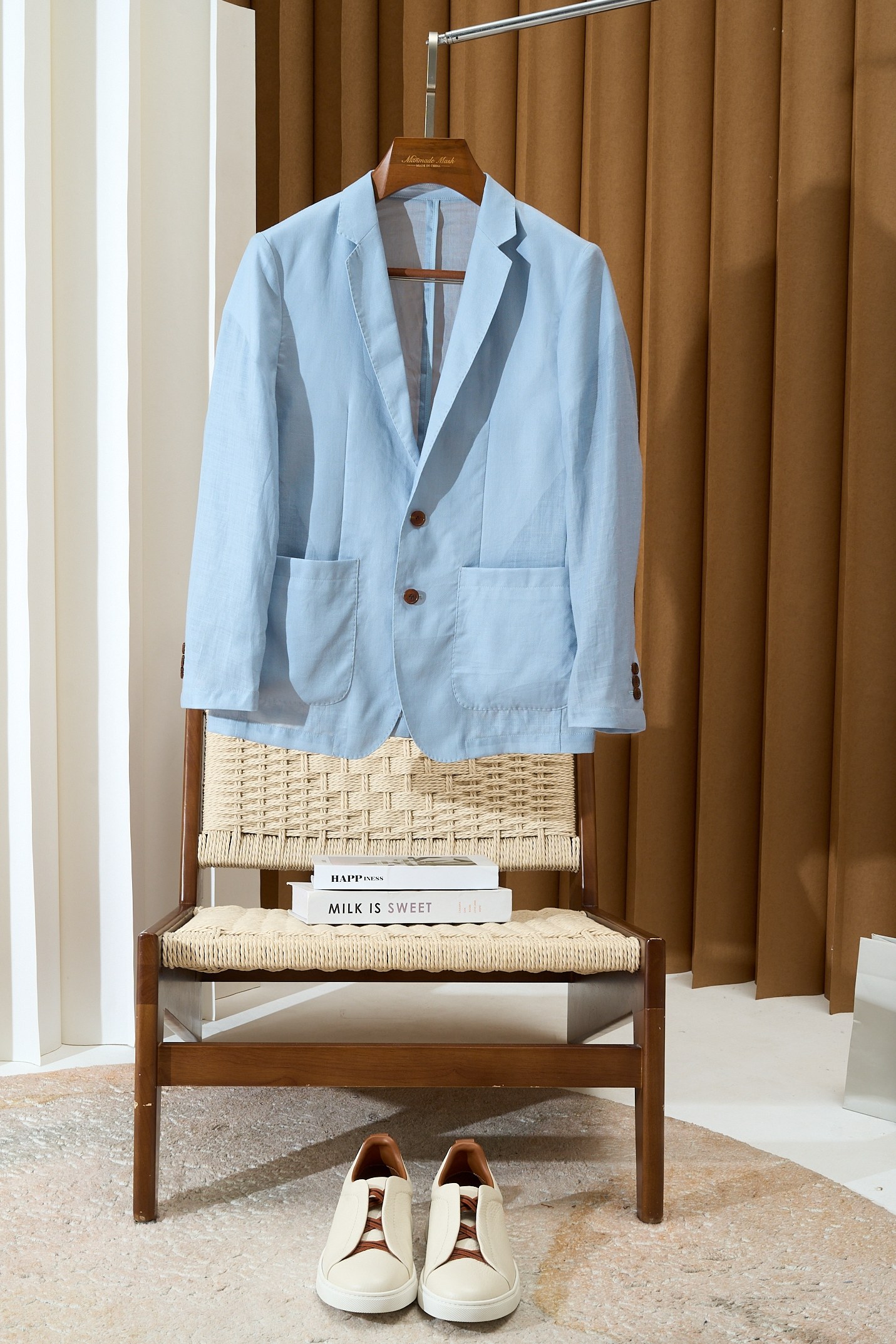 NO:775824,Ramie Thin Suit | The simpler, the more advanced.' Lightweight flat lapel design] Ultra-thin style. The natural fiber structure of ramie is not only good in breathability, but also effectively wicks away sweat, keeping you dry in hot weather. At the same time, ramie also has natural anti-UV function, which can effectively block ultraviolet rays and protect your skin health. The breathability of ramie fiber is 150 times higher than that of cotton fiber, and the moisture dissipation speed is 3 times faster than that of chemical fiber.  The inner handshake seam adopts joint stitching technology, the stitch density is increased by 2 times compared with the conventional one, and the tear resistance is increased by 60%. The single-opening design weakens the sense of professionalism and improves the freedom of movement. The three-dimensional shoulder line + waist tailoring is suitable for commuting, dating, and vacation, and can easily switch between 'workplace elite' and 'lazy beauty' modes. Hand wash at low temperature and machine washing is prohibited to extend the life of clothing. Size M-3XL, business suit,19860909苎麻薄西装｜越简单,越高级」 轻盈平驳领设计】超薄款  苎麻的天然纤维结构不仅透气性好,还能有效排汗,让您在炎热的天气中也能保持干爽.同时,苎麻还具有天然的防紫外线功能,可以有效地阻挡紫外线的侵害,保护您的皮肤健康. 苎麻纤维的透气性较棉纤维提升150,散湿速度较化纤快3倍. 内里握手缝采用合缝工艺,针脚密度较常规提升2倍,抗撕裂强度提升60. 单开拆设计弱化职业感,提升活动自由度, 立体肩线+收腰剪裁,适配通勤、约会、度假多场景,轻松切换「职场精英」与「慵懒美人」模式. 低温轻柔手洗+禁止机洗,延长衣物寿命.  码数M-3XL,,business suit,,Men's clothing