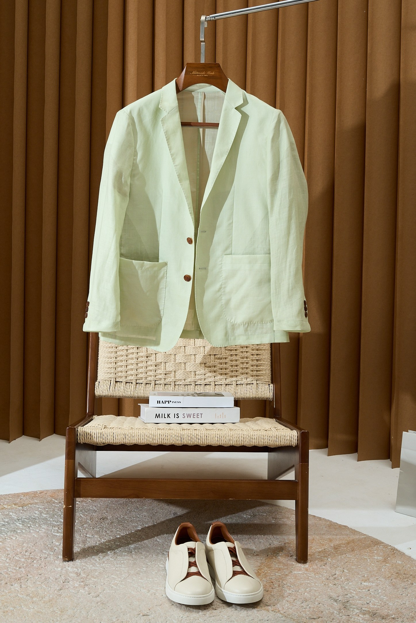 NO:775831,Ramie Thin Suit | The simpler, the more advanced.' Lightweight flat lapel design] Ultra-thin style. The natural fiber structure of ramie is not only good in breathability, but also effectively wicks away sweat, keeping you dry in hot weather. At the same time, ramie also has natural anti-UV function, which can effectively block ultraviolet rays and protect your skin health. The breathability of ramie fiber is 150 times higher than that of cotton fiber, and the moisture dissipation speed is 3 times faster than that of chemical fiber.  The inner handshake seam adopts joint stitching technology, the stitch density is increased by 2 times compared with the conventional one, and the tear resistance is increased by 60%. The single-opening design weakens the sense of professionalism and improves the freedom of movement. The three-dimensional shoulder line + waist tailoring is suitable for commuting, dating, and vacation, and can easily switch between 'workplace elite' and 'lazy beauty' modes. Hand wash at low temperature and machine washing is prohibited to extend the life of clothing. Size M-3XL, business suit,19860909苎麻薄西装｜越简单,越高级」 轻盈平驳领设计】超薄款  苎麻的天然纤维结构不仅透气性好,还能有效排汗,让您在炎热的天气中也能保持干爽.同时,苎麻还具有天然的防紫外线功能,可以有效地阻挡紫外线的侵害,保护您的皮肤健康. 苎麻纤维的透气性较棉纤维提升150,散湿速度较化纤快3倍. 内里握手缝采用合缝工艺,针脚密度较常规提升2倍,抗撕裂强度提升60. 单开拆设计弱化职业感,提升活动自由度, 立体肩线+收腰剪裁,适配通勤、约会、度假多场景,轻松切换「职场精英」与「慵懒美人」模式. 低温轻柔手洗+禁止机洗,延长衣物寿命.  码数M-3XL,,business suit,,Men's clothing