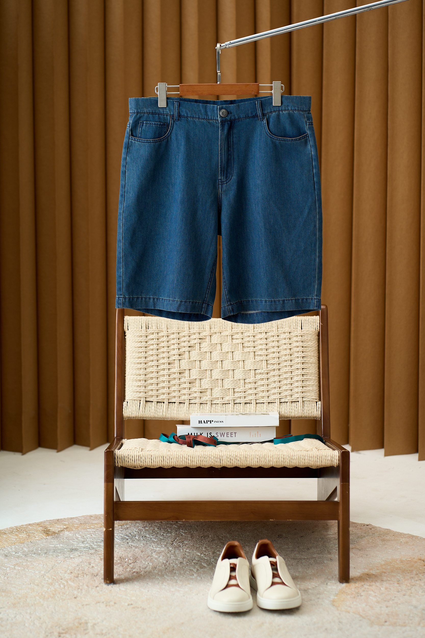 NO:505606,[Summer is coming, it’s time to add a refreshing and stylish color to your wardrobe!  Nuoyou Pianya Summer New Denim Shorts - Details create quality, fashion leads the summer trend] Selected fabrics, comfort first. It is made of pure cotton fabric, processed with special craftsmanship, soft and breathable, allowing you to feel the ultimate comfort in the hot summer. Whether it is daily travel or outdoor activities, it can fit your skin and bring you a comfortable wearing experience. From every stitch to every detail, LORD PIANA adheres to the attitude of excellence. The fine stitching process is firm and durable, showing high-quality production standards. The carefully designed brown leather logo at the back waist, paired with the embossment of the brand name, not only adds a sense of fashion, but also a symbol of quality. Metal zipper accessories are smooth and durable  As an important auxiliary material for shorts, we chose high-quality metal zippers. The zipper is smooth and has a full texture. After multiple zipper tests, it is still sturdy and durable and not easy to damage. The details show our persistent pursuit of quality. The classic denim style combines modern fashion elements, simple without losing personality. The choice of dark blue and light blue meets your different matching needs. Whether it is paired with a simple T-shirt or a fashionable shirt, you can easily create different styles of summer styles, allowing you to stand out from the crowd. Size 48-56, shorts, shirts, tees, t-shirt, alexander wang19860909【夏日来临,是时候为你的衣橱增添一抹清爽又时尚的色彩了！诺悠翩雅夏季新款牛仔短裤——细节铸就品质,时尚引领夏日风潮】精选面料,舒适至上 采用纯棉面料,经过特殊工艺处理,质地柔软且透气性佳,让你在炎炎夏日也能感受到极致的舒适.无论是日常出行还是户外活动,它都能贴合你的肌肤,为你带来自在的穿着体验. 从每一处针脚到每一个细节,LORD PIANA都秉持着精益求精的态度.精细的缝线工艺,牢固耐用,展现出高品质的制作水准.后腰处精心设计的棕色皮标,搭配上品牌名称的压花,不仅增添了时尚感,更是品质的象征. 金属拉链辅料,顺滑耐用 拉链作为短裤的重要辅料,我们选用了高品质的金属拉链.拉合顺畅,质感十足,经过多次拉合测试,依然坚固耐用,不易损坏.细节之处,尽显我们对品质的执着追求. 经典的牛仔款式,融合了现代时尚元素,简约而不失个性.深蓝色和浅蓝色两种选择,满足你不同的搭配需求.无论是搭配简约的T恤,还是时尚的衬衫,都能轻松打造出不同风格的夏日造型,让你在人群中脱颖而出. 码数48-56,,shorts,shirts,tees，t-shirt,alexander wang,Men's clothing