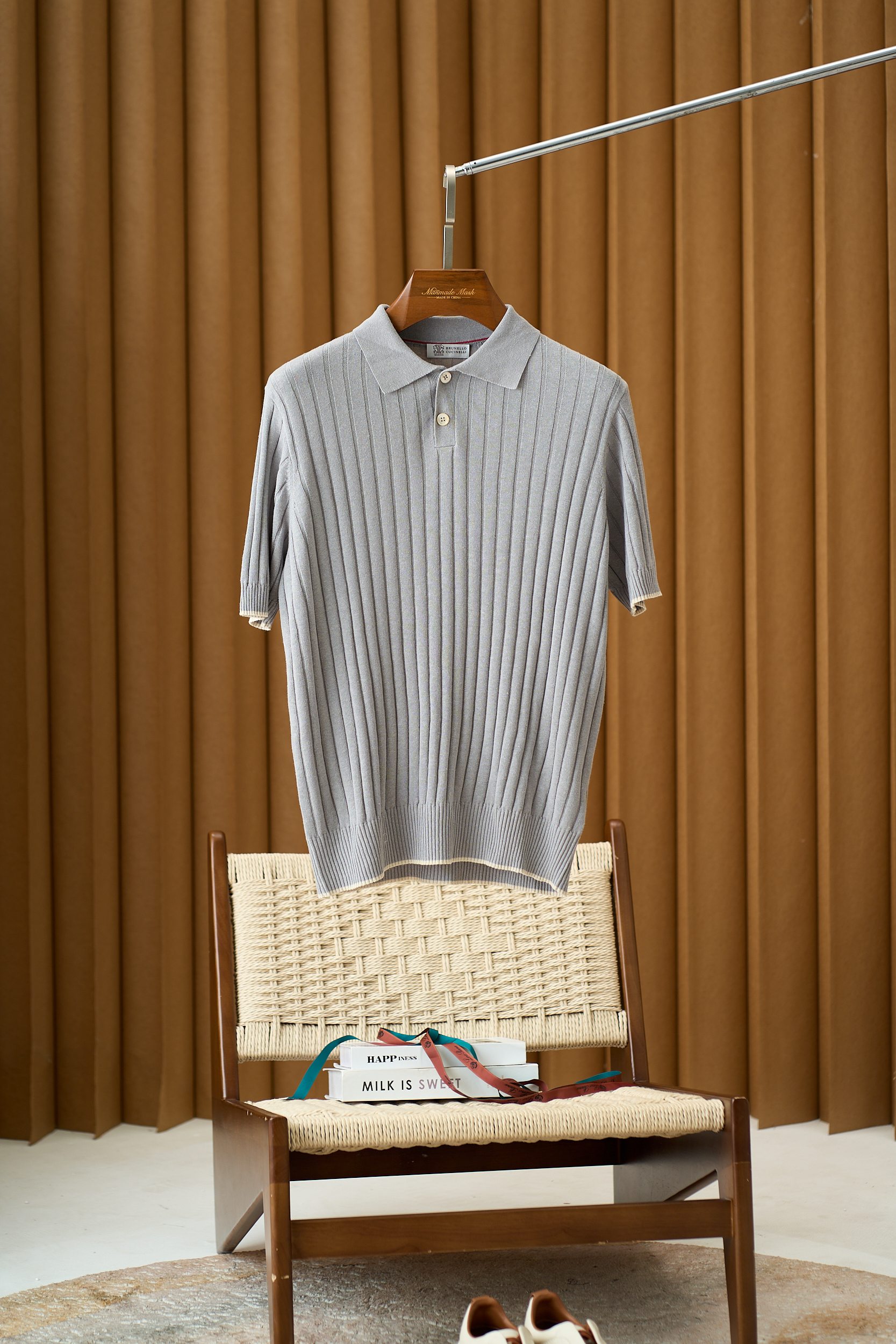 NO:505617,[Brunello Cucinelli knitted short-sleeved Polo shirt, elegant and fashionable engraved by Italian craftsmanship] High-quality materials are the cornerstone of fashion. This Polo shirt uses high-end cotton thread yarn material from Zegna Baruffa, the largest yarn manufacturer in Italy. This cotton thread yarn is famous for its soft, breathable and durable properties. When worn close to the body, you can feel its delicate touch, as comfortable and comfortable as a second layer of skin. At the same time, good breathability allows your skin to breathe freely in the hot summer and stay refreshed and dry at all times.  The classic lapel design, simple and elegant without losing its elegant temperament, is the iconic element of Polo shirt. Paired with customized shell buttons, it adds a sense of exquisiteness to the overall shape. The rib knitted cuffs and hem not only fit the body lines, but also shows a neat and fashionable feeling. The brand logo on the clothes is low-key and luxurious, demonstrating your unique taste and pursuit of high-quality life. The overall design not only retains the traditional charm of the Polo shirt, but also incorporates modern fashion elements, allowing you to become the focus on any occasion. M-3XL, brunello cucinelli, T-shirt, alexander wang19860909【Brunello Cucinelli针织短袖Polo衫,意大利工艺镌刻的优雅时尚】 优质的材质是时尚的基石.这款Polo衫选用了意大利最大线纱生产商Zegna Baruffa的高端棉线纱材质,这种棉线纱以其柔软、透气和耐用的特性而闻名于世.贴身穿时,您能感受到它细腻的触感,仿佛第二层肌肤般舒适自在.同时,良好的透气性让您的肌肤在炎炎夏日也能自由呼吸,时刻保持清爽干燥. 经典的翻领设计,简洁大方又不失优雅气质,是Polo衫的标志性元素.搭配定制的贝壳纽扣,为整体造型增添了一份精致感.罗纹针织的袖口和下摆,不仅贴合身体线条,更展现出一种利落的时尚感.衣服上的品牌标识,低调而奢华,彰显出您独特的品味和对高品质生活的追求.整体设计既保留了Polo衫的传统韵味,又融入了现代时尚的元素,让您在任何场合都能成为焦点. 码数M-3XL,,brunello cucinelli,T-shirt,alexander wang,Men's clothing