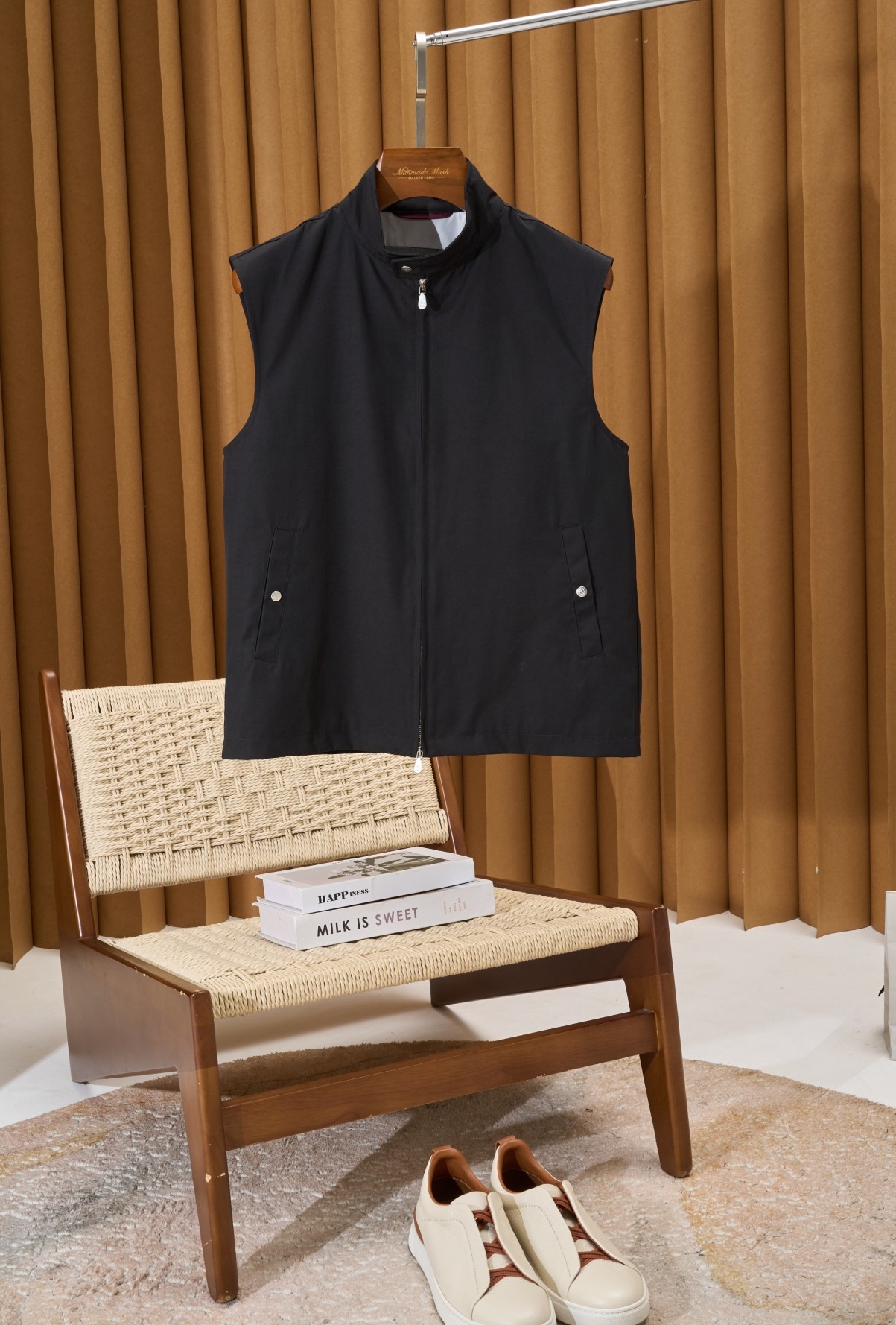 NO:497980,[Elaborate every detail, achieves extraordinary quality - BC double zipper head casual vest] In the world of fashion, details determine success or failure. Brunello Cucinelli always adheres to the ultimate pursuit of quality, integrating exquisite craftsmanship and excellent design into every work. This vest is the perfect embodiment of the brand's craftsmanship, especially its selected auxiliary hardware, which highlights an unparalleled high-end texture. As the finishing touch of clothing, the buttons carry the dual mission of practicality and decoration. The buttons on this vest, whether they are the snaps at the stand collar or the decorative buckles in other parts, are made of high-quality materials. The press feedback of the snaps is clear, firm and reliable, and can accurately fix the body of the clothes and show stable quality. The surface has been specially treated and has a soft luster, which complements the fabric of the vest. It is not too ostentatious, but also highlights the beauty of details.  Although the zipper is small, it is a key element that affects the practicality and aesthetics of the clothing. This vest uses a zipper with excellent texture, and the zipper is smooth and unimpeded. Every time you open and close, you can feel its precise biting and flexible sliding. The teeth of the zipper have been carefully polished, durable, and are not easy to deform, ensuring that it is still as new as it is used for a long time. The brand logo on the zipper head is clearly engraved, and the details show its noble identity, adding a delicate embellishment to the overall design. Number 48-56, brunello cucinelli, alexander wang19860909【精致每一处细节,成就非凡品质——BC双拉链头休闲马甲】 在时尚的世界里,细节决定成败.Brunello Cucinelli始终秉持着对品质的极致追求,将精湛工艺与卓越设计融入每一件作品中.这款马甲,便是品牌匠心的完美体现,尤其是其精选的辅料五金,更是彰显出无与伦比的高端质感. 纽扣作为服装的点睛之笔,承载着实用与装饰的双重使命.这款马甲上的纽扣,无论是立领处的按扣,还是其他部位的装饰扣,均采用了高品质材料制作.按扣的按压反馈清晰,牢固可靠,能够精准地固定衣身,展现出稳定的品质.其表面经过特殊处理,光泽柔和,与马甲的面料相得益彰,既不过于张扬,又能凸显细节之美. 拉链虽小,却是影响服装实用性与美观度的关键元素.这款马甲选用了质感上乘的拉链,拉合顺畅无阻,每一次开合都能感受到其精准的咬合与灵动的滑动.拉链的齿牙经过精心打磨,坚固耐用,不易变形,确保长时间使用依旧如新.拉链头上的品牌标志雕刻清晰,细节之处尽显尊贵身份,为整体设计增添了一份精致的点缀. 码数48-56,,brunello cucinelli,alexander wang,Men's clothing