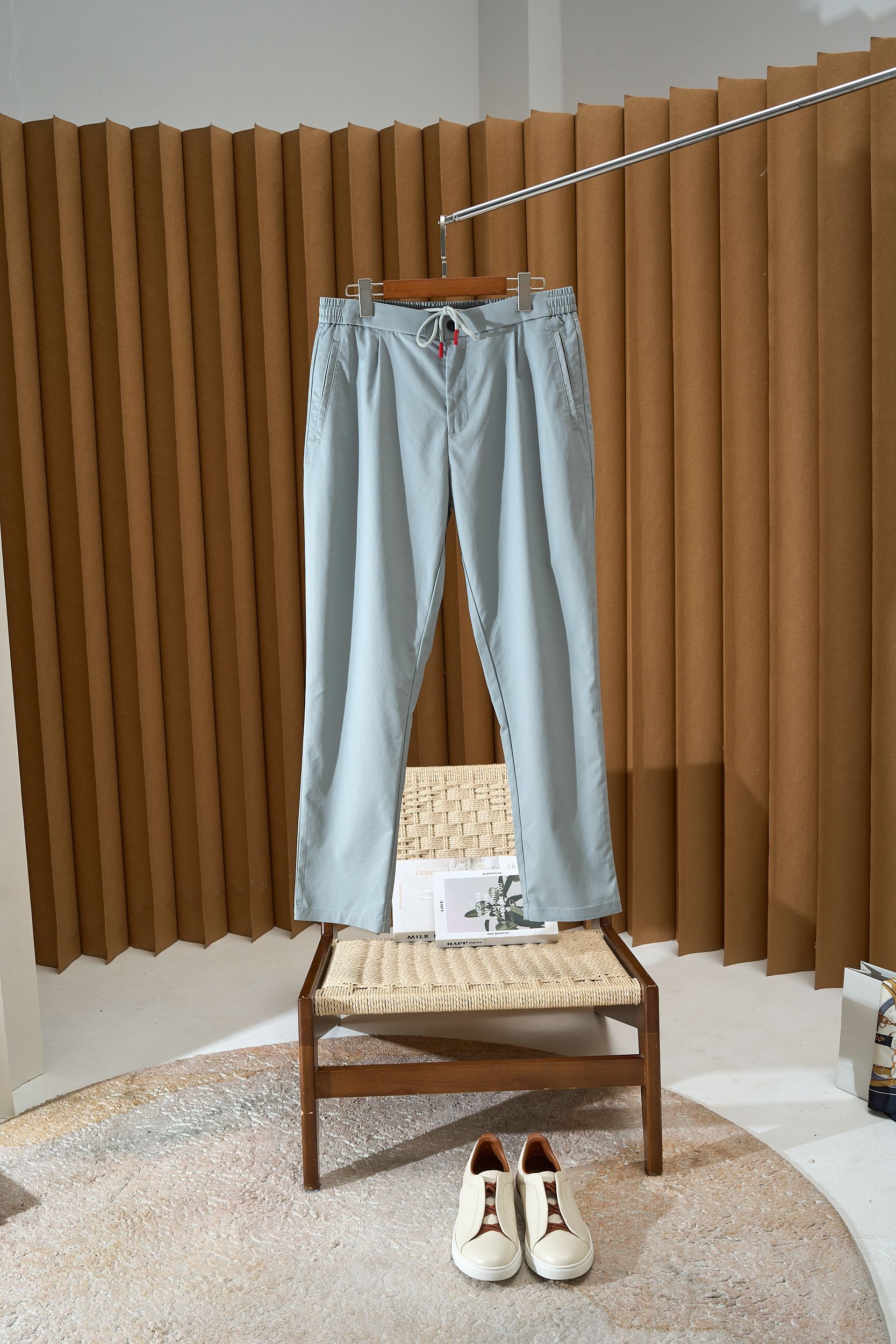 NO:497987,[A summer thin casual trousers that cannot be missed, with the details of the accessories in the fitting are extremely resistant to hitting] Selected high-performance fabrics, with excellent breathability and wear resistance. Its unique fabric structure ensures free flow of air and keeps the skin dry; after special process, the fabric has excellent color fastness and deformation resistance. After many washing and wearing, it remains firm and stylish. The red zipper head serves as the visual focus, breaking dullness with high saturation colors and forming strong visual tension. It uses high-quality zippers, which are both smooth and durable, and show a smooth and mechanical texture between pulling and closing. The brand logo on the zipper head is printed in fine craftsmanship to highlight the brand recognition and quality pursuit. The custom red drawstring head echoes the colors of the zipper head, building a harmonious visual system, and showing the outfit ingenuity in the details.  The elastic waistband design abandons the traditional sense of restraint, adapts elastically to different waist circumferences, provides a pressure-free fit experience, and achieves a high degree of unity of functionality and comfort. The straight-leg pants naturally modify the leg lines to create a slender and straight visual effect, and adapts to a variety of dressing styles. Whether it is a casual occasion with sneakers or a formal scene with leather shoes, it can be easily controlled. Size 48-56,,sneakers,alexander wang19860909【不可错过的一款夏季薄感休闲长裤,版型辅料细节超抗打】 精选高性能面料,具备出色的透气性与耐磨性.其独特的织物结构确保空气自由流通,保持肌肤干爽；经过特殊工艺处理,面料具备卓越的色牢度与抗变形能力,历经多次洗涤与穿着,依然保持挺括有型. 红色拉链头作为视觉焦点,以高饱和度色彩打破沉闷,形成强烈视觉张力.其选用高品质拉链,顺滑度与耐用性俱佳,拉合间尽显流畅机械质感.拉链头上的品牌标识,采用精细工艺印制,彰显品牌辨识度与品质追求.定制红色抽绳头与拉链头色彩呼应,构建和谐视觉体系,于细微处展现穿搭巧思. 松紧腰带设计摒弃传统束缚感,以弹性适配不同腰围,提供无压贴合体验,实现功能性与舒适性的高度统一.直筒裤型对腿部线条进行自然修饰,营造修长笔直的视觉效果,适配多种穿搭风格,无论是休闲场合搭配运动鞋,还是正式场景搭配皮鞋,皆能轻松驾驭. 码数48-56,,sneakers,alexander wang,Men's clothing