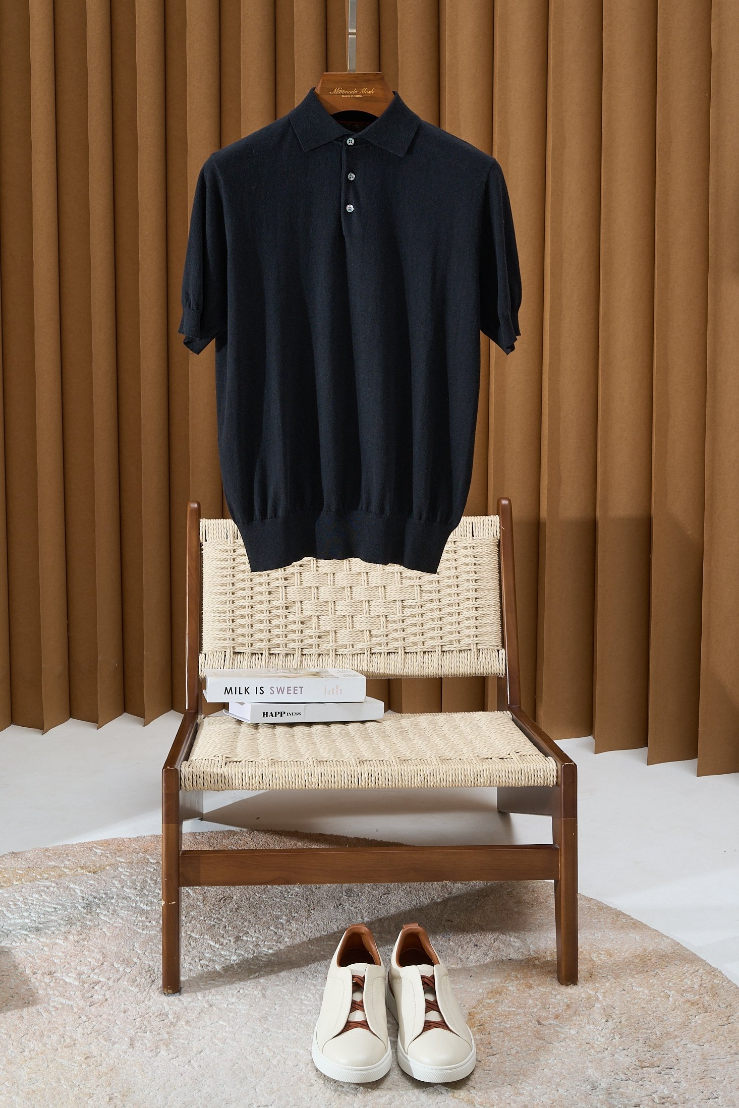 NO:505607,[Golden proportion 40 cotton 60 linen-blend lapel knitted Polo shirt is in between the clothes, smudges the gentle tone of life] It uses 40 cotton and 60 linen gold-blend fabric, which combines the softness and comfort of cotton and the breathability of linen. The addition of linen ingredients not only improves the moisture absorption and breathability of the fabric, but also gives the clothes a natural texture and elegant color, allowing you to stay dry and comfortable in the hot summer. Fine knitted adopts advanced knitting technology, the fabric texture is delicate and uniform, the feel is soft and smooth, with good elasticity and resilience, and it is free to wear without restraint, and will not deform after wearing for a long time. The classic Polo collar design of the exquisite neckline is smooth, crisp and stylish. The buttons at the neckline are made of high-quality materials, which are firm and durable, smooth to open and close, and the details are exquisite.  The entire stitching of the whole garment is even and fine. Each stitch is carefully processed to ensure the firmness and durability of the clothes. The cuffs and hem adopt a delicate edge-closing process to fit the body curves and show an elegant outline. Considering the fast pace of modern life, this Polo shirt is also very convenient for maintenance. It can be washed by hand, with a maximum washing temperature of 40°, cannot be bleached, dry cleaning, cannot be flipped and dried, and the maximum temperature of the iron base plate is 110°. Maintenance according to the washing instructions, so that the clothes can be as long as new. Code number M-3XL, gold, alexander wang19860909【黄金比例40棉 60亚麻混纺翻领针织Polo衫于衣袂间,晕染生活的温柔色调】 采用40棉和60亚麻的黄金比例混纺面料,兼具棉的柔软舒适和亚麻的透气清爽.亚麻成分的加入,不仅提升了面料的吸湿性和透气性,还赋予了衣物天然的质感和优雅的色泽,让您在炎炎夏日也能保持干爽舒适. 精细针织采用先进的针织工艺,面料纹理细腻均匀,手感柔软顺滑,具有良好的弹性和回复性,穿着自在无束缚感,且久穿不变形. 精致领口经典的Polo领设计,领口线条流畅,挺括有型.领口处的纽扣采用高品质材质,牢固耐用,开合顺畅,细节之处尽显精致. 细致缝线整件衣服的缝线均匀细密,每一针每一线都经过精心处理,确保衣物的牢固度和耐用性.袖口和下摆采用精致的收边工艺,贴合身体曲线,展现优雅轮廓. 考虑到现代生活的快节奏,这款Polo衫在保养方面也十分便捷.可手洗,最高洗涤温度40°,不可漂白,可干洗,不可翻转干燥,烫斗底板最高温度110°.按照洗涤说明进行保养,即可让衣物长久如新. 码数M-3XL,,gold,alexander wang,Men's clothing