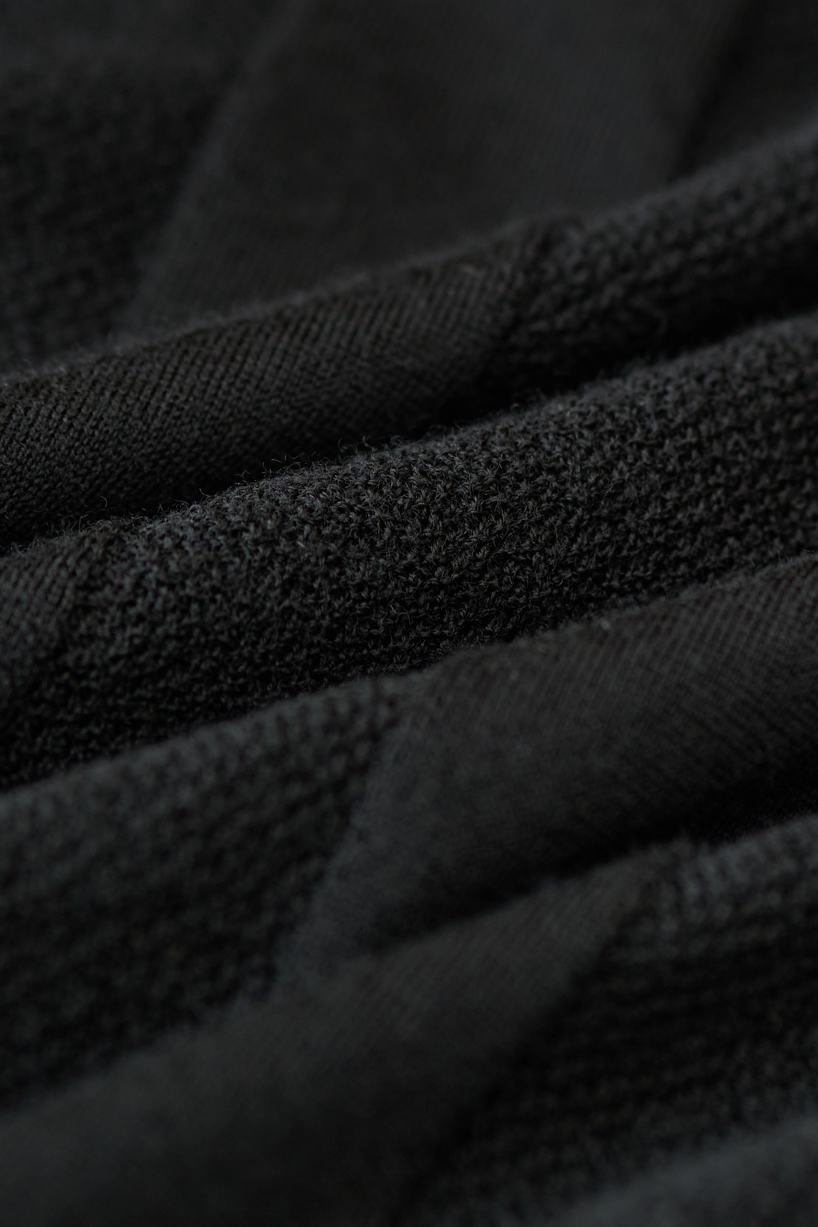 【精选羊毛面料，极致触感，诺悠翩雅经典PoLo衫】在男士衣橱中，总有那么几件单品，它们不仅代表着永恒的经