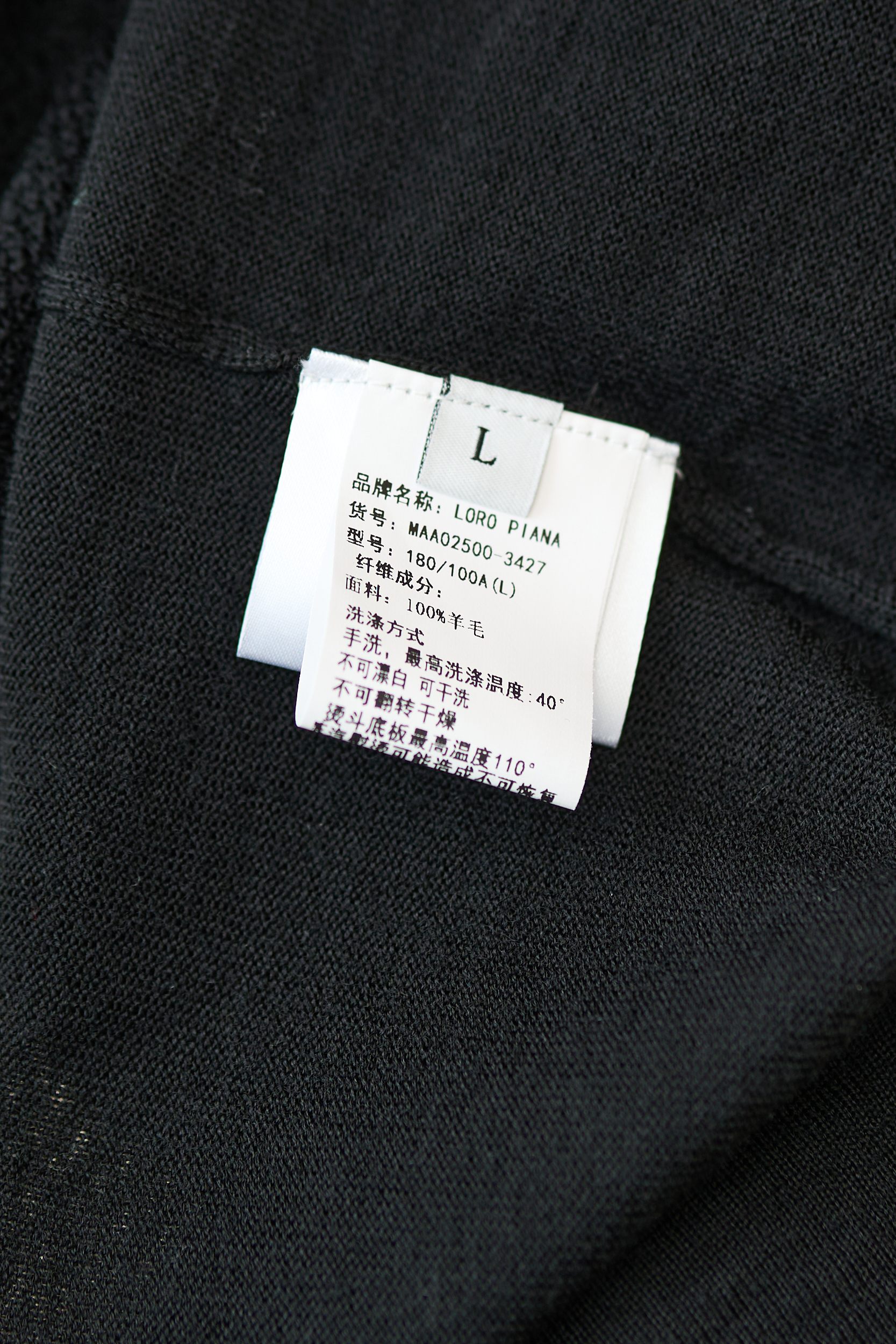 【精选羊毛面料，极致触感，诺悠翩雅经典PoLo衫】在男士衣橱中，总有那么几件单品，它们不仅代表着永恒的经