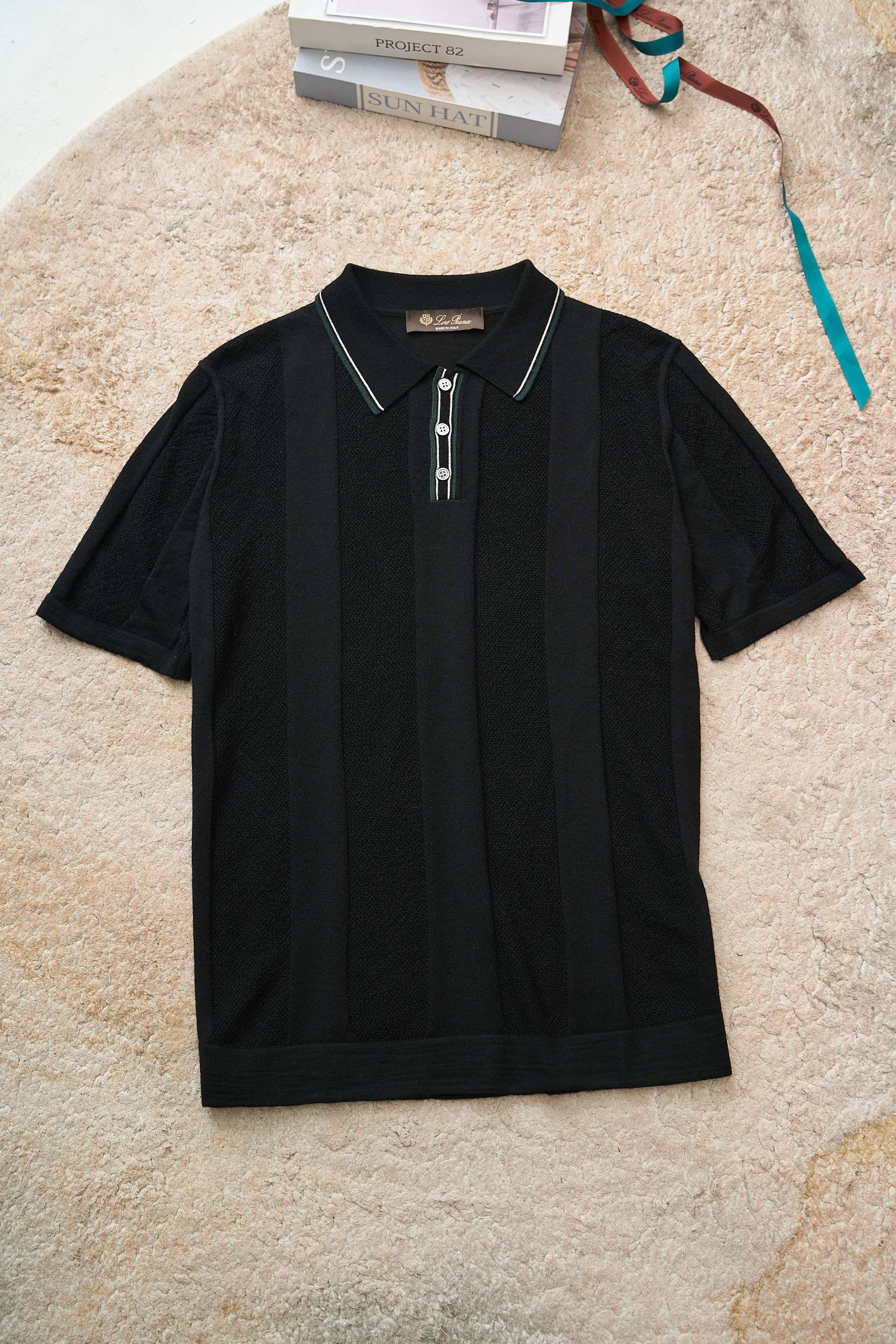 【精选羊毛面料，极致触感，诺悠翩雅经典PoLo衫】在男士衣橱中，总有那么几件单品，它们不仅代表着永恒的经