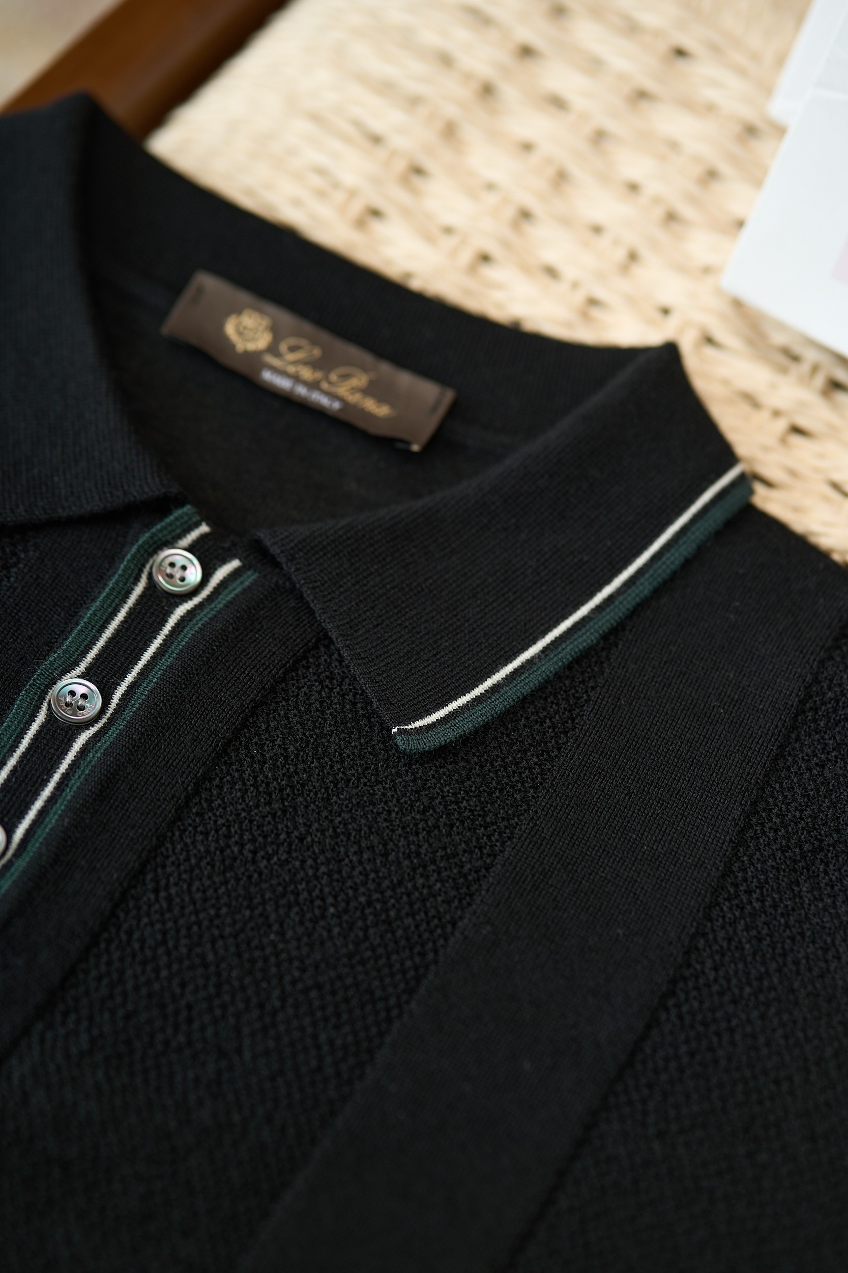 【精选羊毛面料，极致触感，诺悠翩雅经典PoLo衫】在男士衣橱中，总有那么几件单品，它们不仅代表着永恒的经