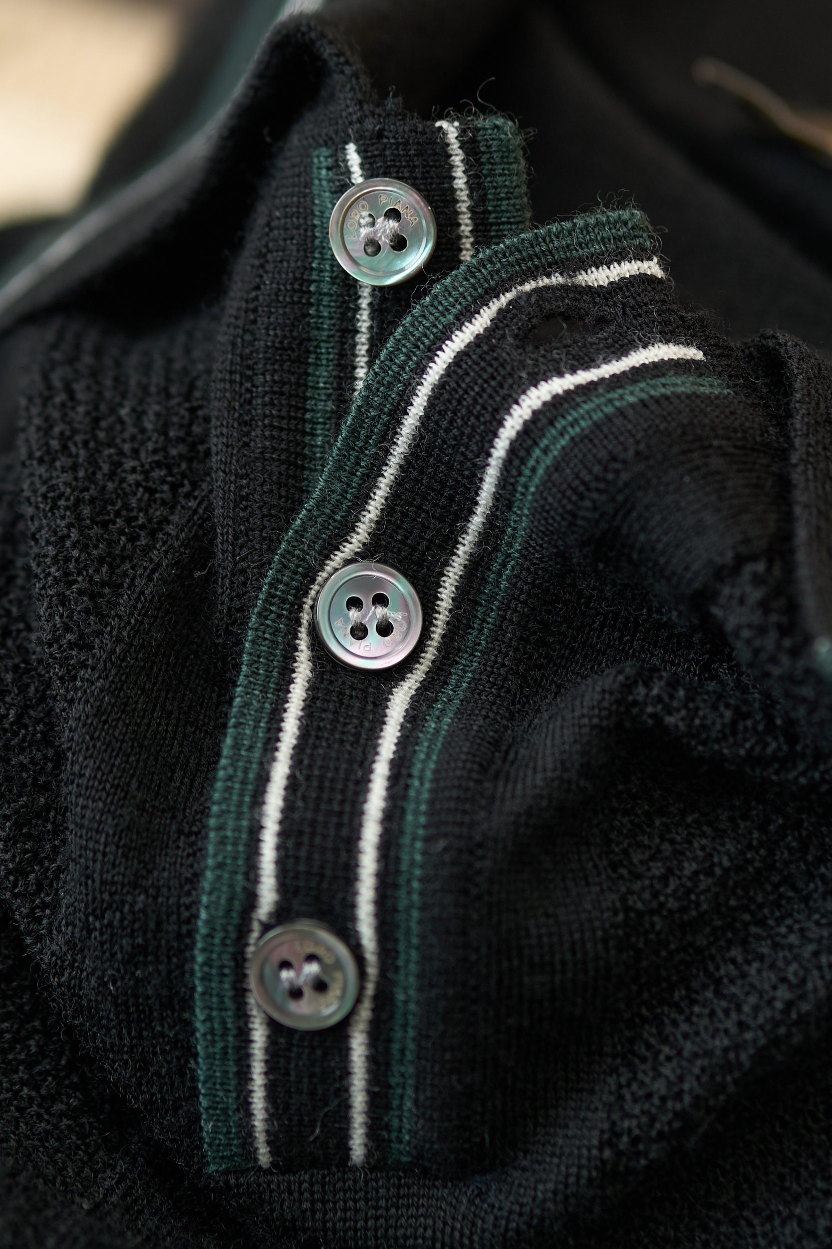 【精选羊毛面料，极致触感，诺悠翩雅经典PoLo衫】在男士衣橱中，总有那么几件单品，它们不仅代表着永恒的经