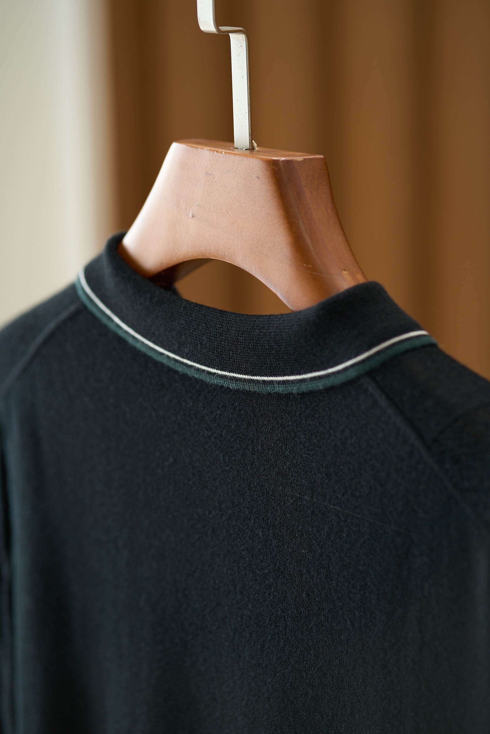 【精选羊毛面料，极致触感，诺悠翩雅经典PoLo衫】在男士衣橱中，总有那么几件单品，它们不仅代表着永恒的经