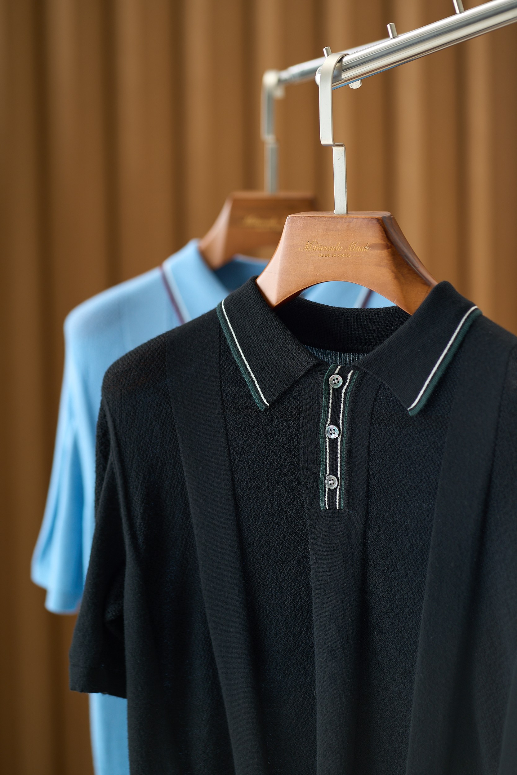 【精选羊毛面料，极致触感，诺悠翩雅经典PoLo衫】在男士衣橱中，总有那么几件单品，它们不仅代表着永恒的经