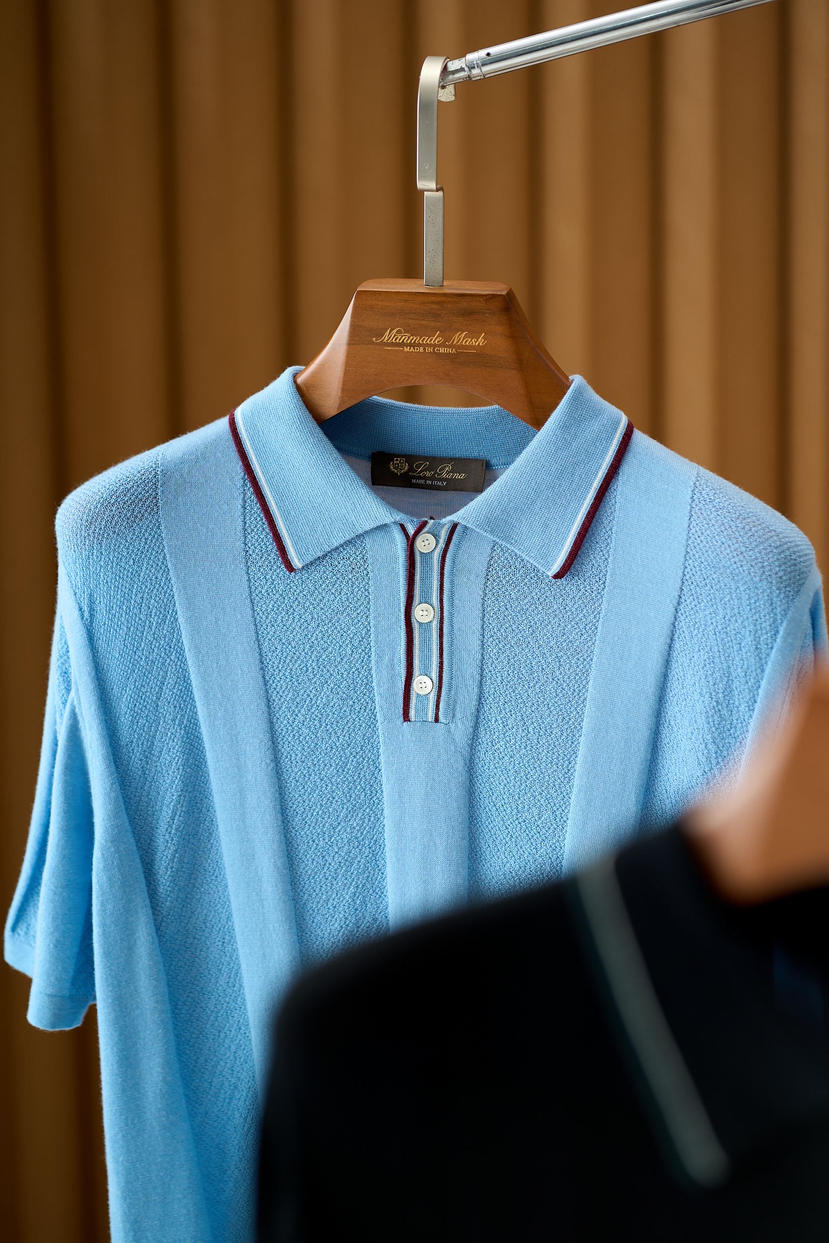 【精选羊毛面料，极致触感，诺悠翩雅经典PoLo衫】在男士衣橱中，总有那么几件单品，它们不仅代表着永恒的经