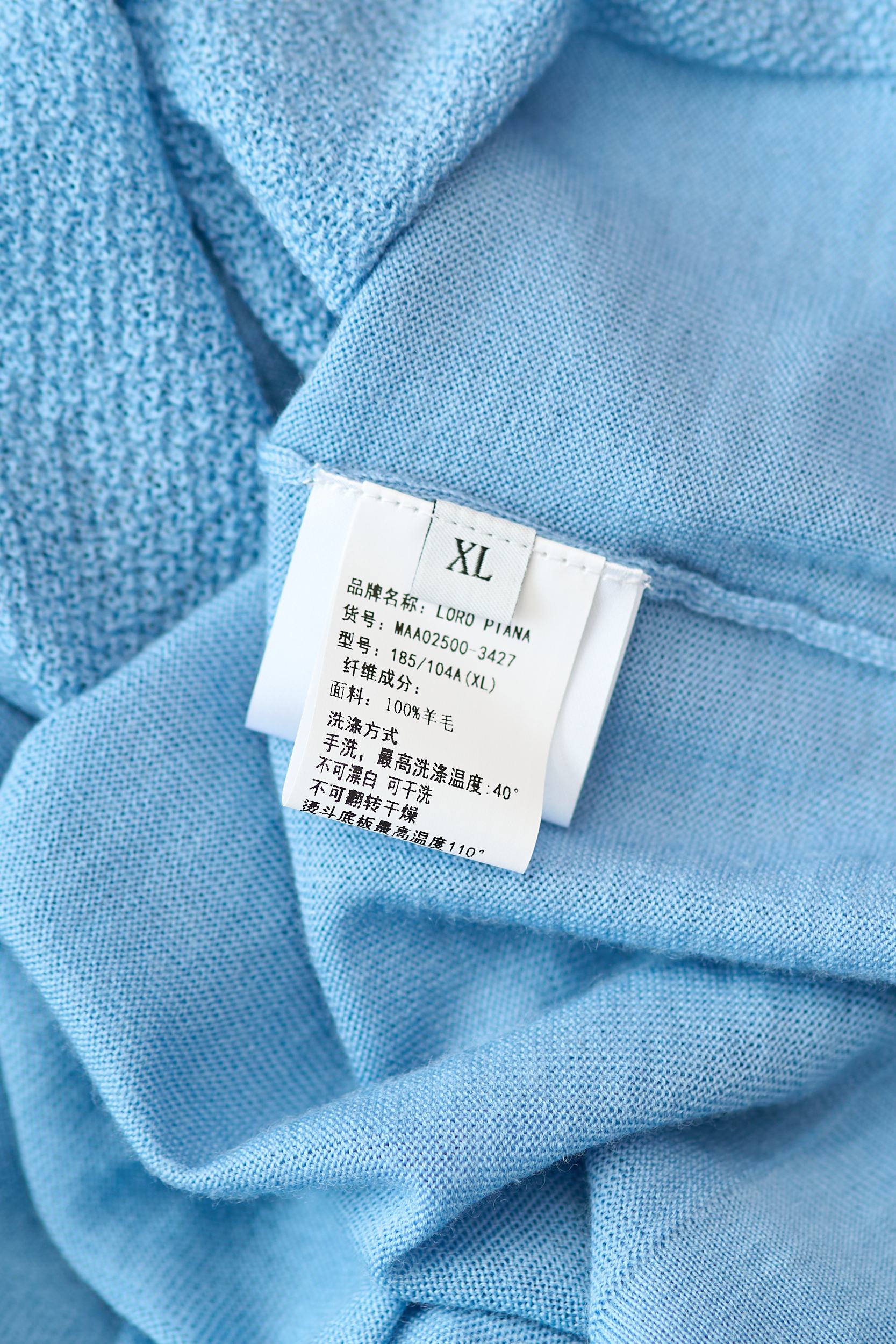 【精选羊毛面料，极致触感，诺悠翩雅经典PoLo衫】在男士衣橱中，总有那么几件单品，它们不仅代表着永恒的经